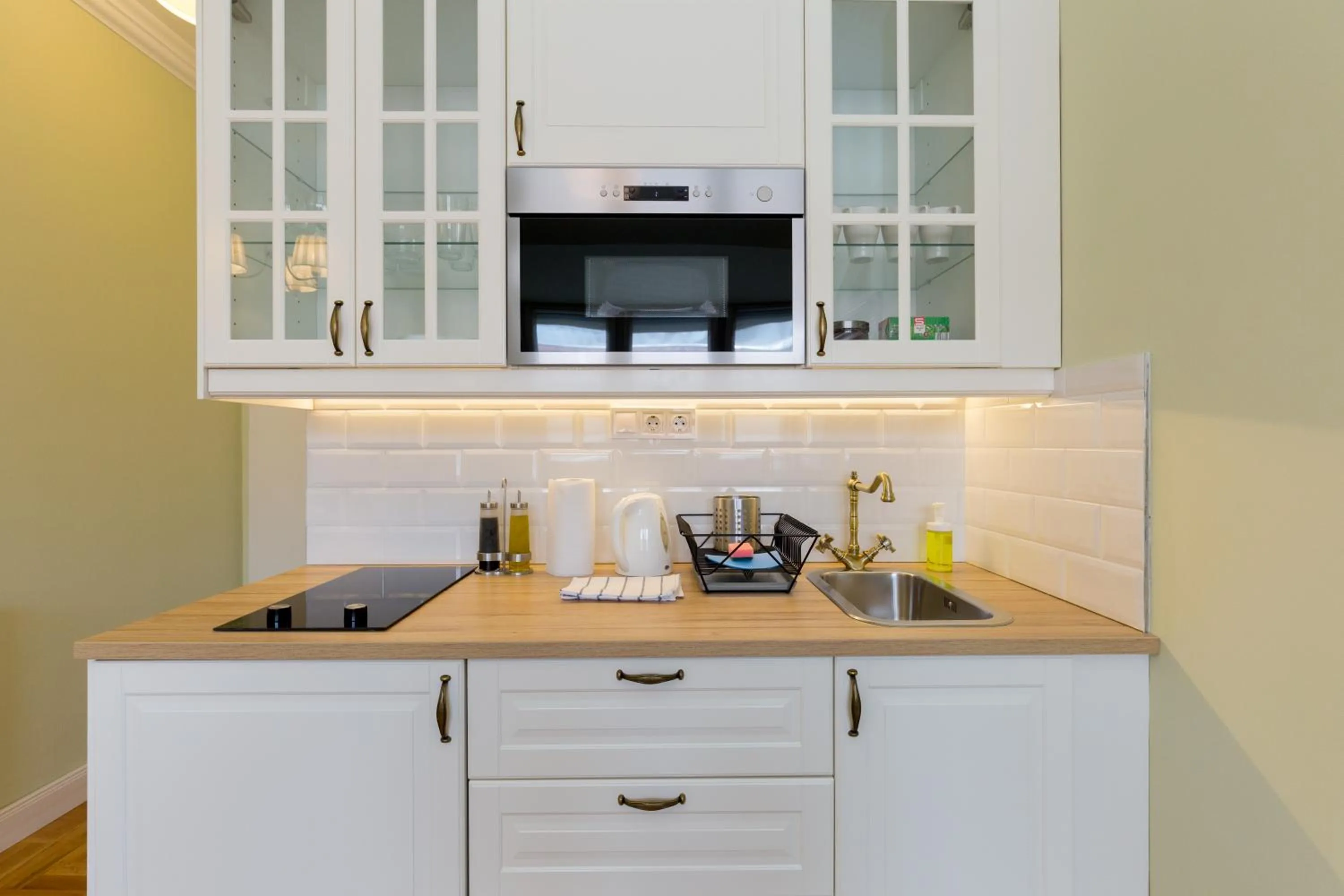 Kitchen or kitchenette in Roland Apartments