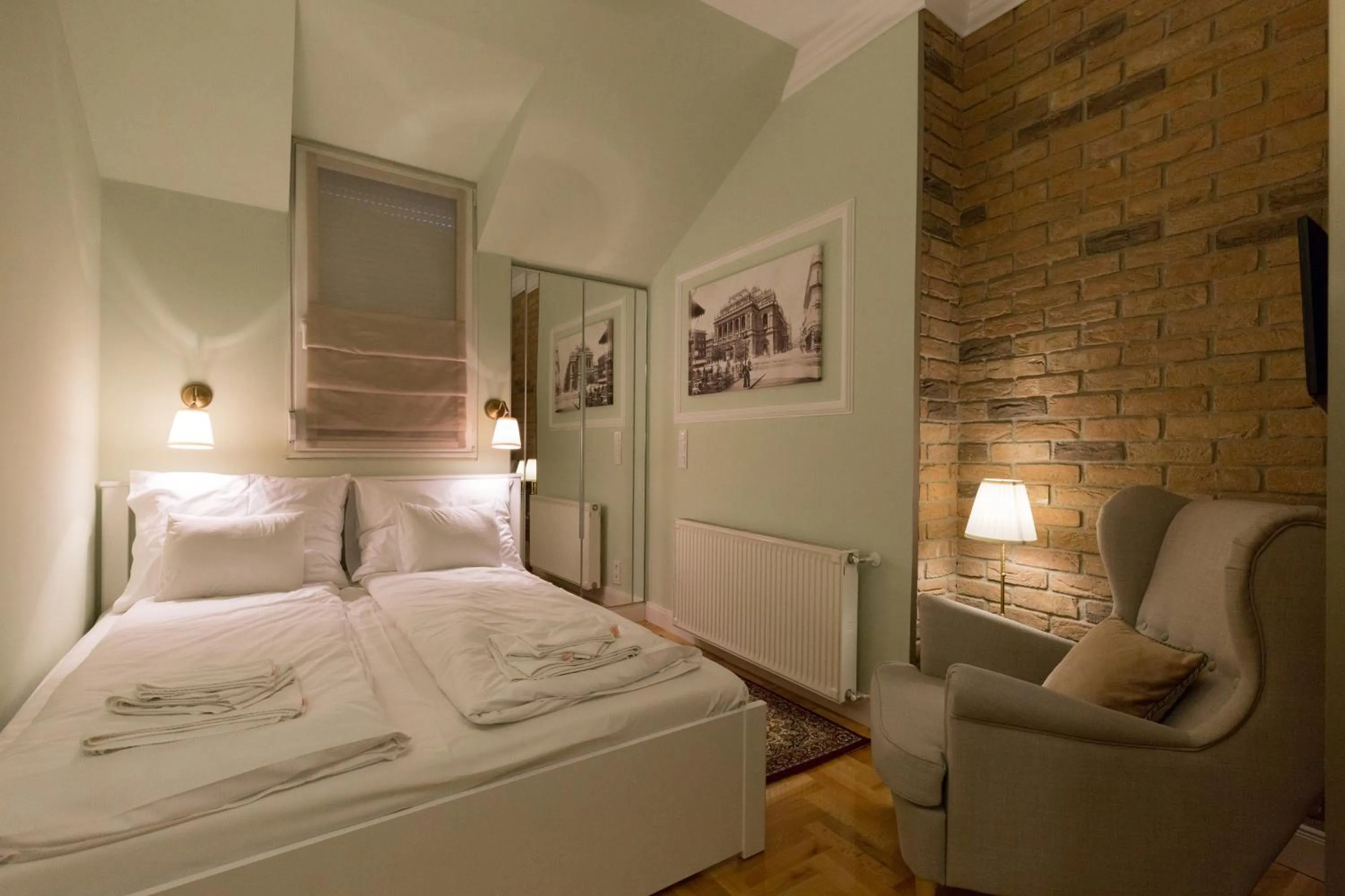 Photo of the whole room in Roland Apartments