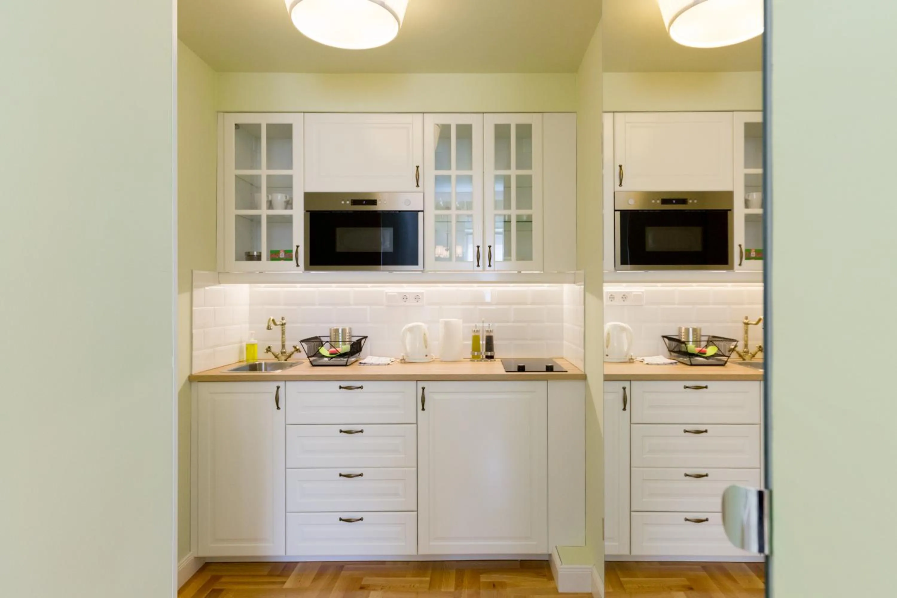 Kitchen or kitchenette in Roland Apartments