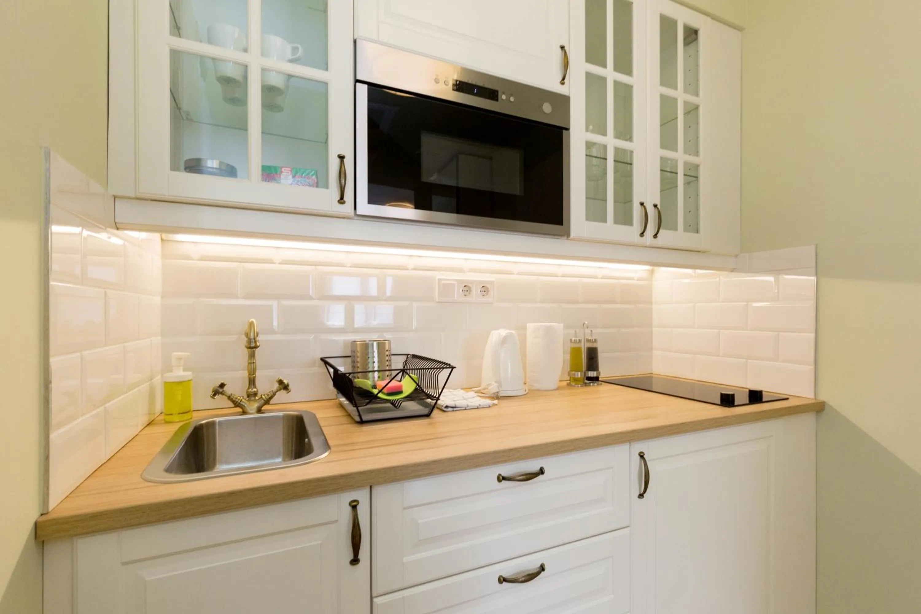 Kitchen or kitchenette in Roland Apartments