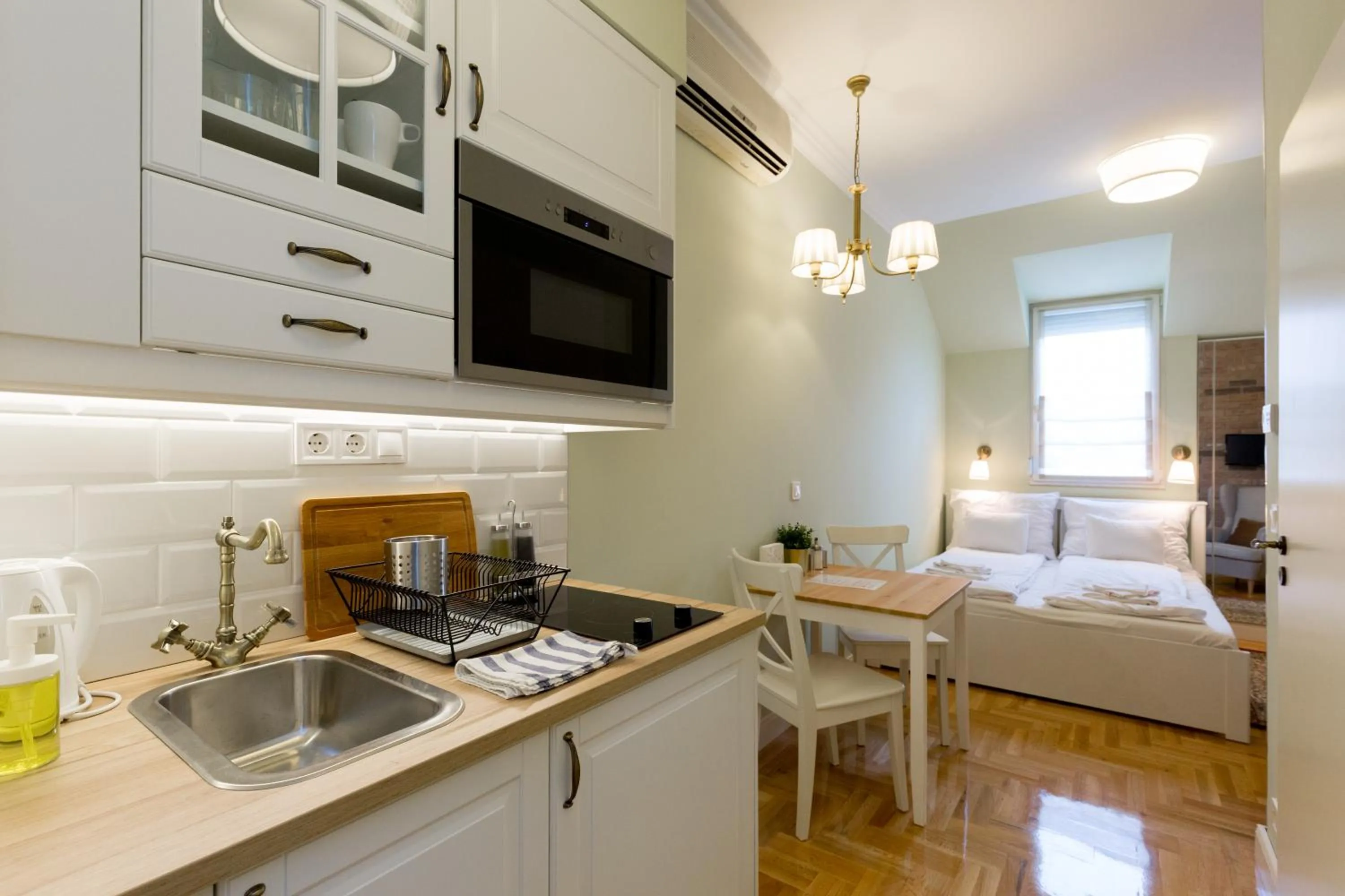 Kitchen or kitchenette in Roland Apartments