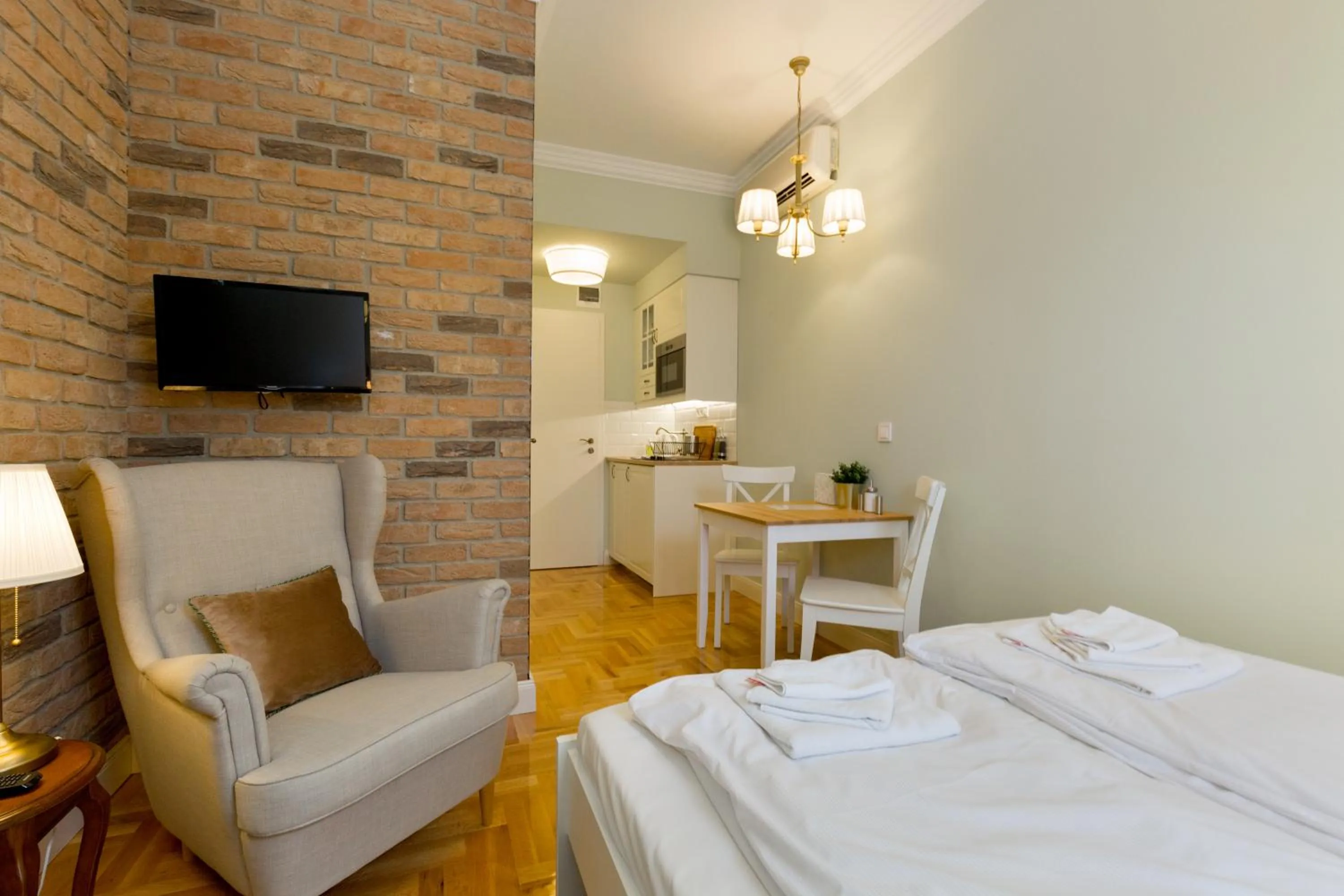 Photo of the whole room in Roland Apartments