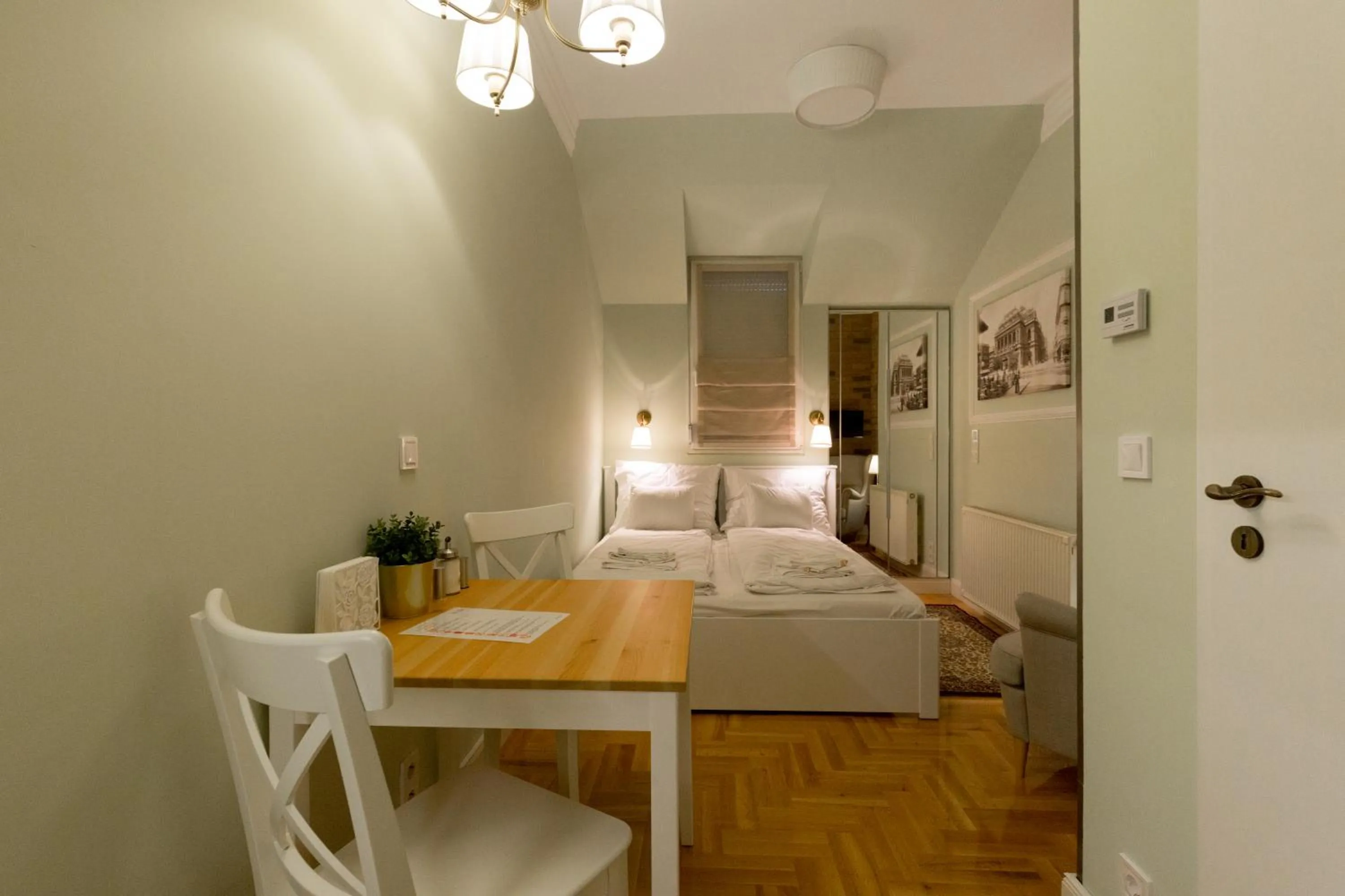 Photo of the whole room in Roland Apartments