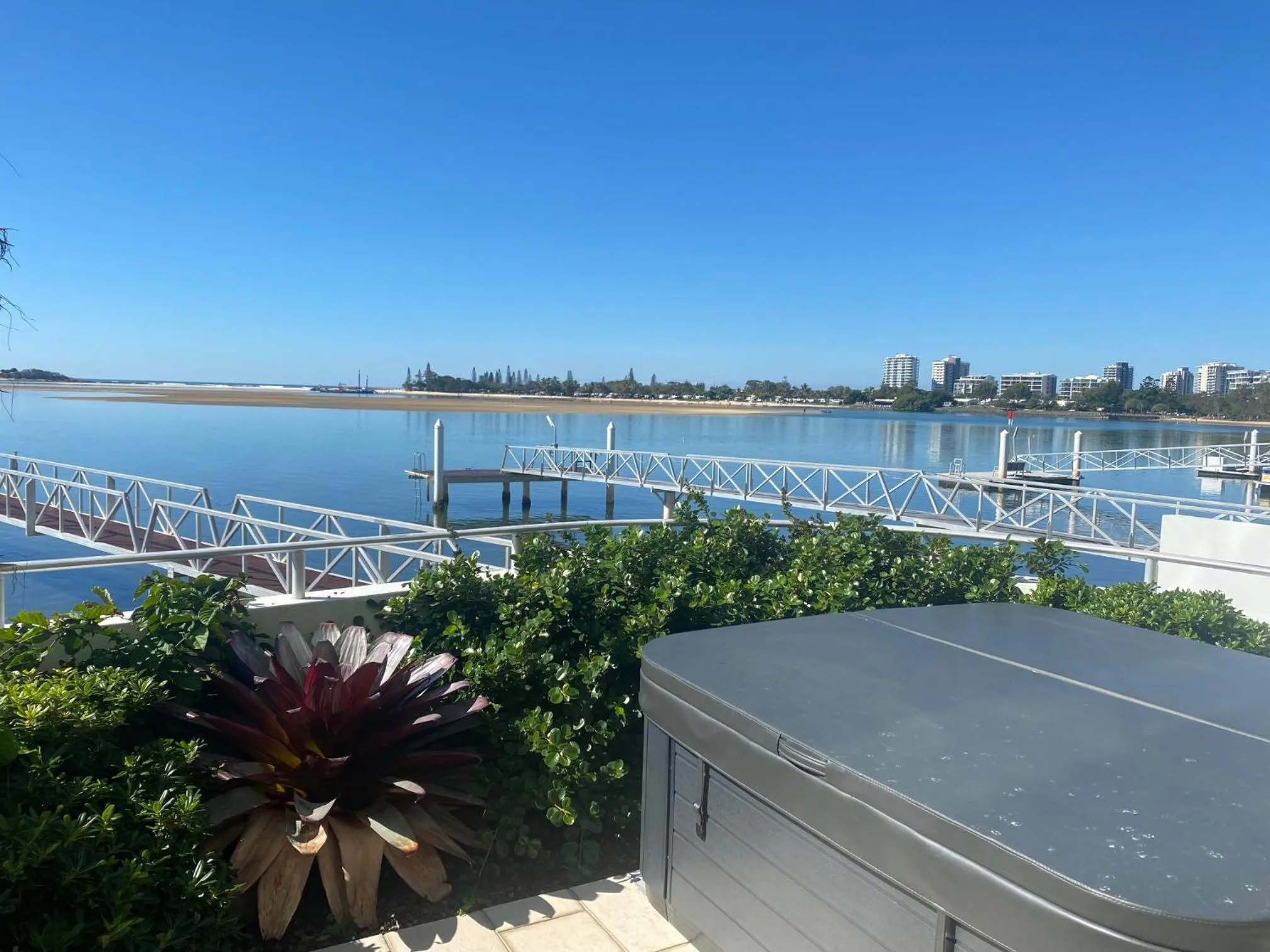 Natural landscape in Waves Maroochy River