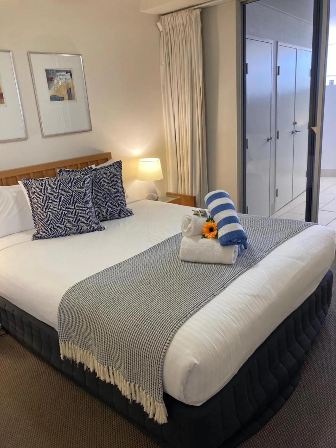 Photo of the whole room, Bed in Waves Maroochy River