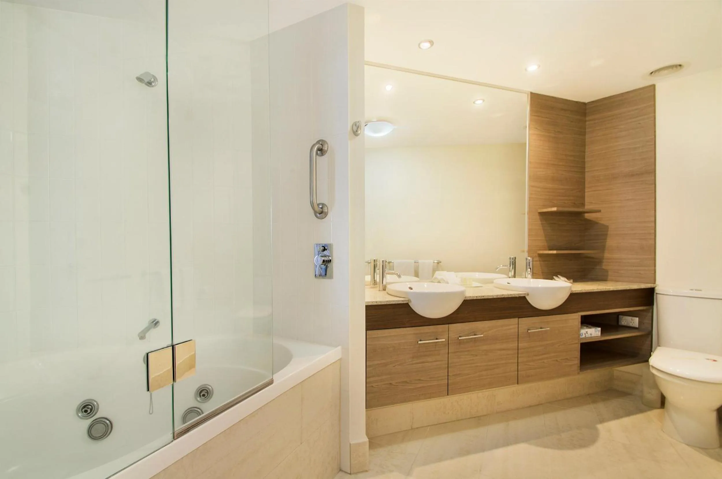 Bathroom in Waves Maroochy River