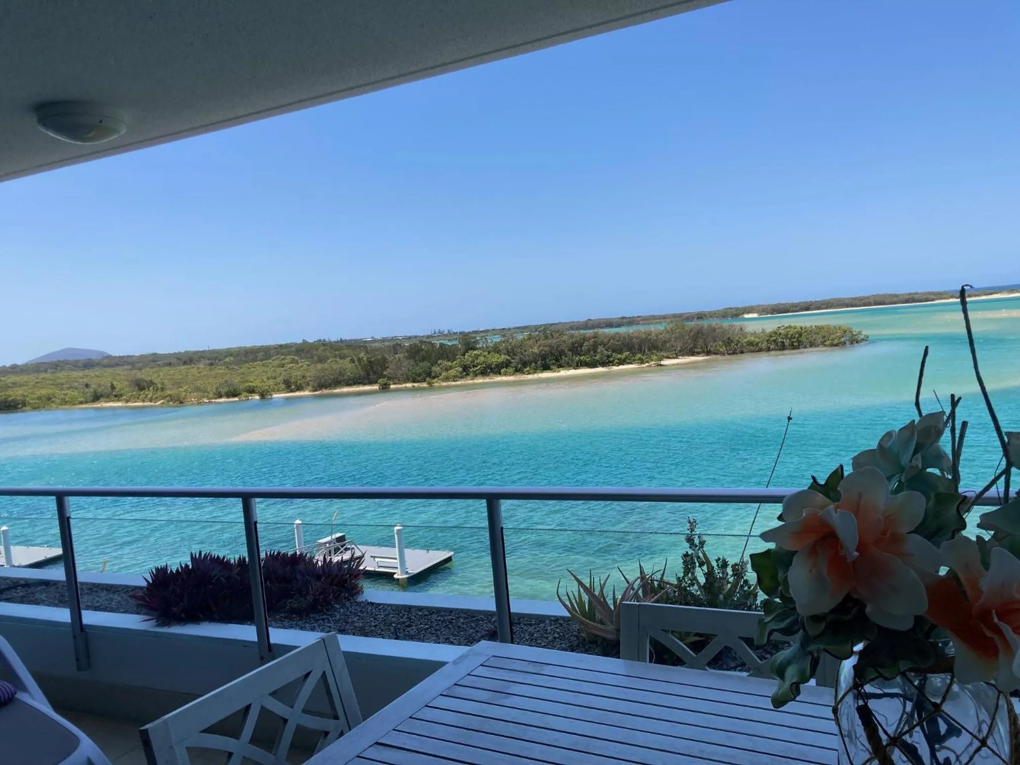 Natural landscape in Waves Maroochy River