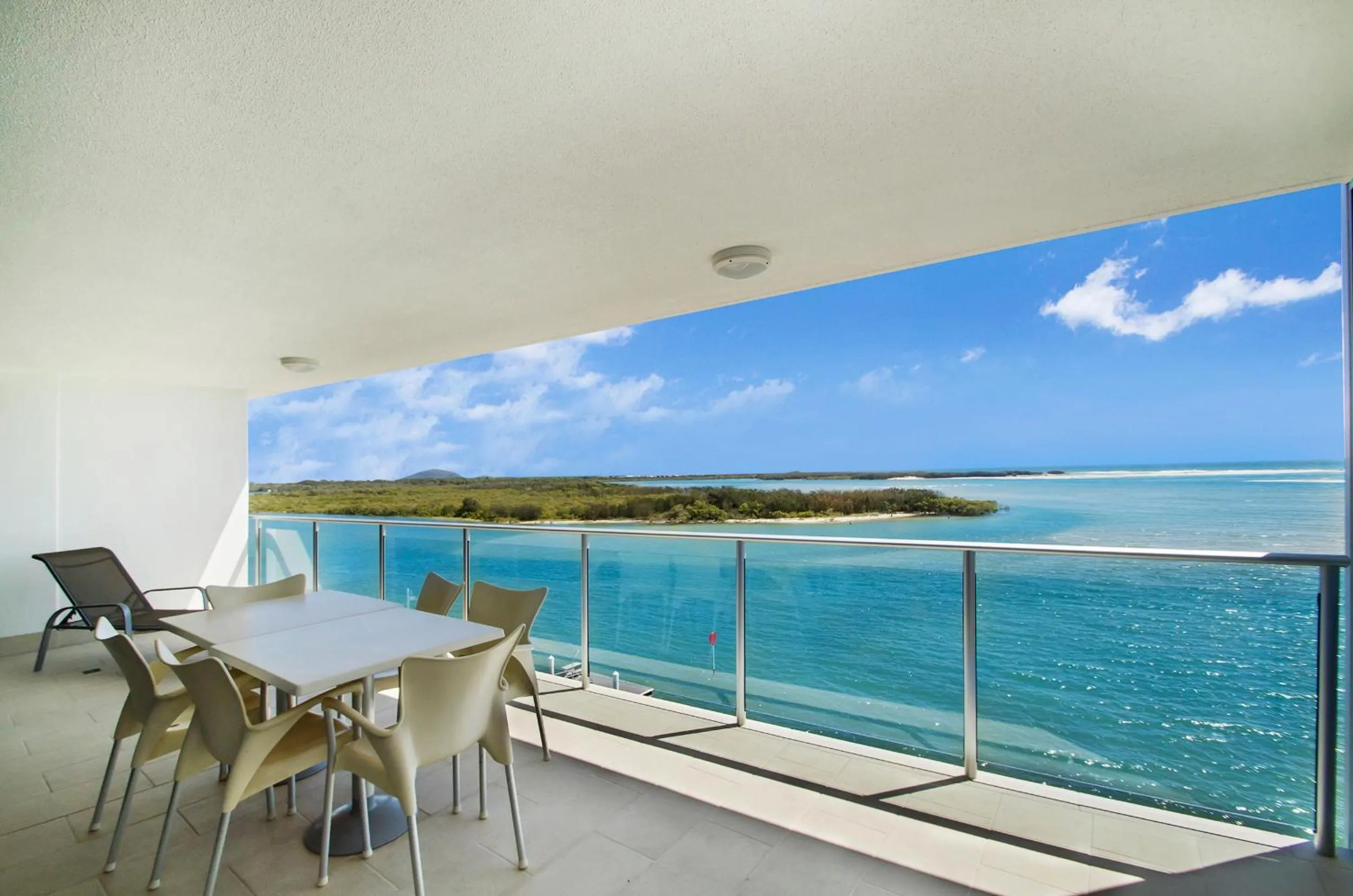 Natural landscape in Waves Maroochy River