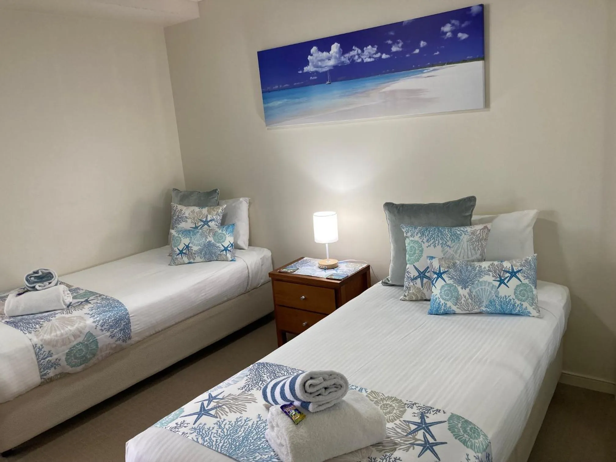 Bedroom, Bed in Waves Maroochy River