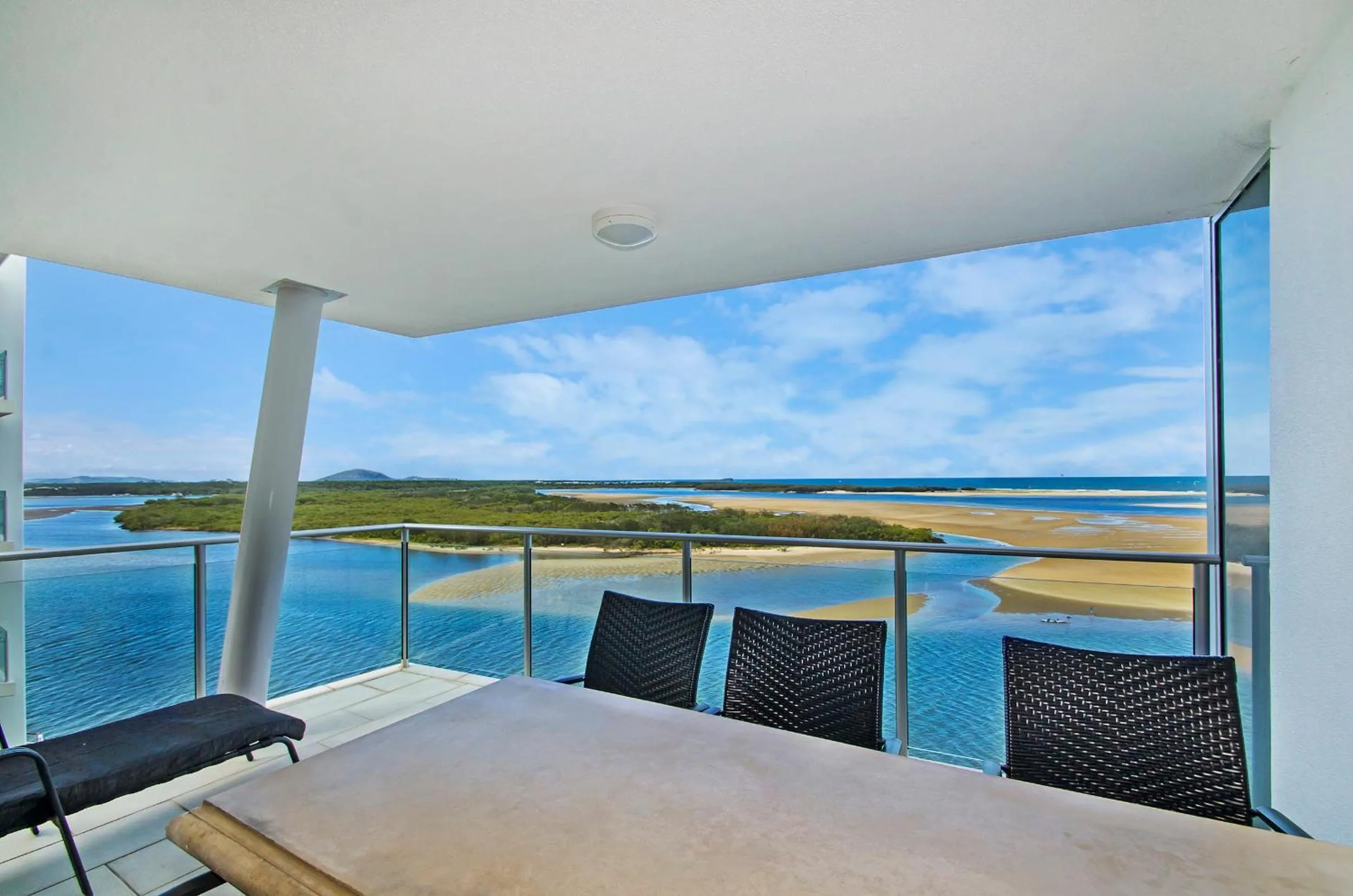 Natural landscape in Waves Maroochy River