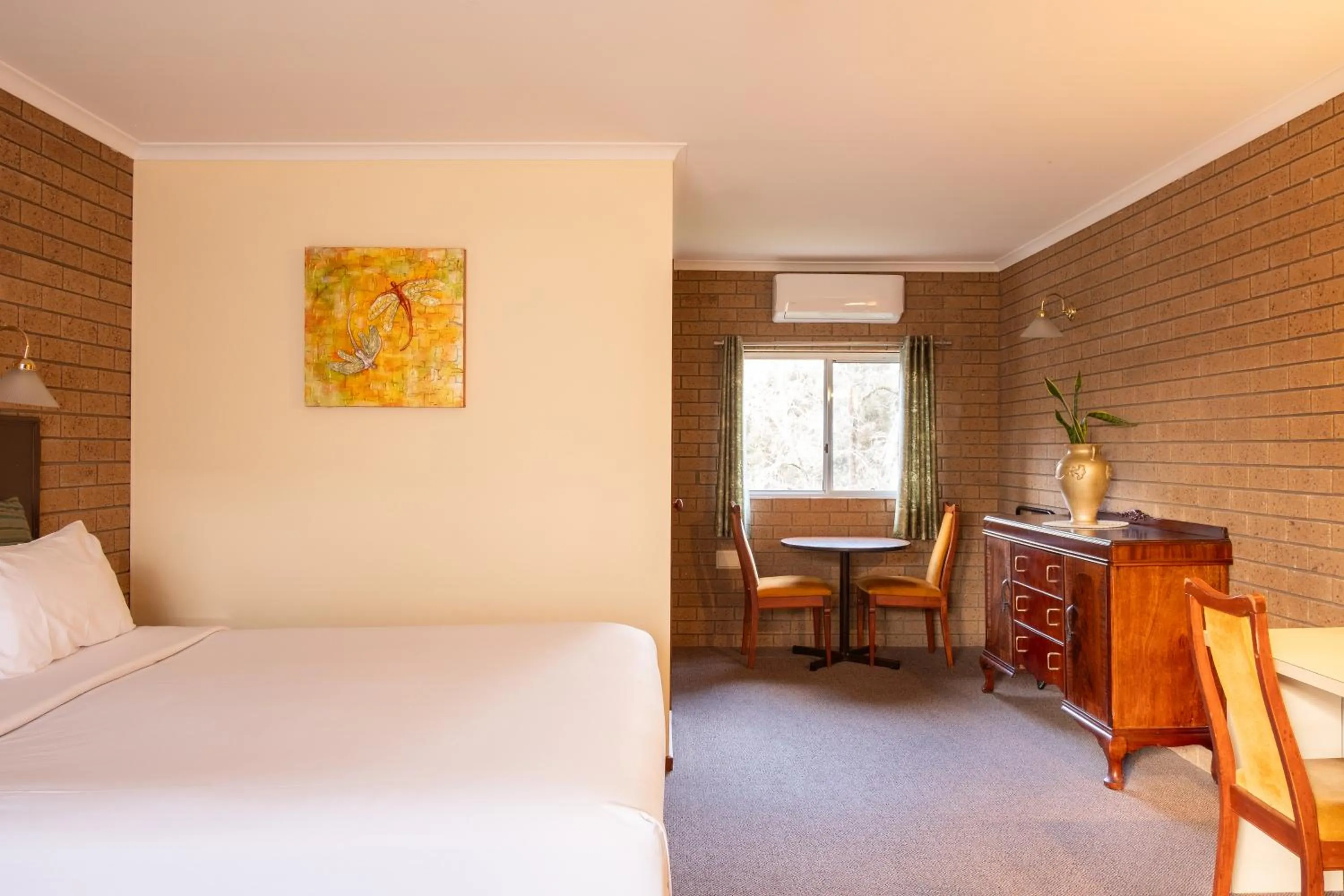 Bed in Hepburn Springs Motor Inn