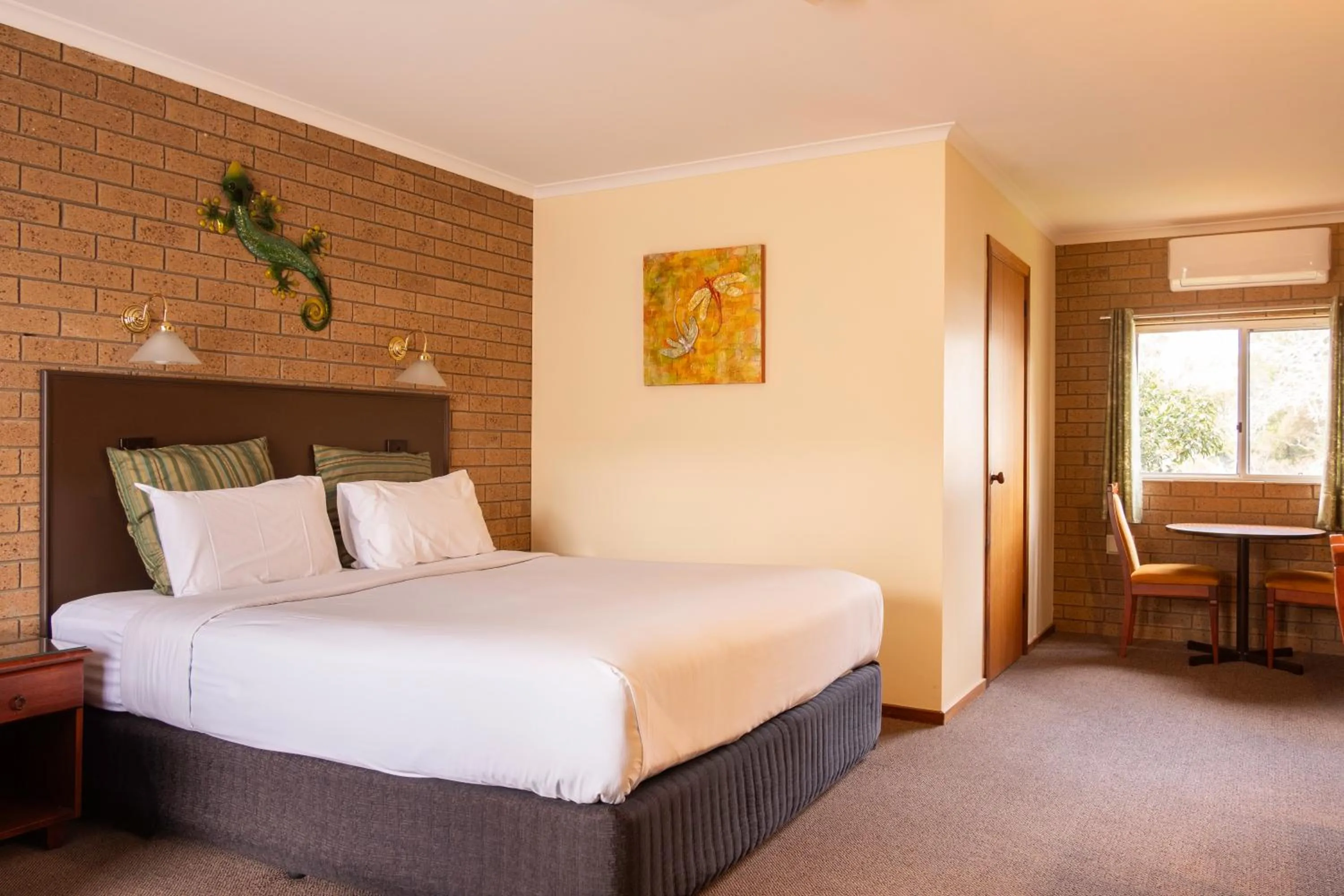 Bed in Hepburn Springs Motor Inn