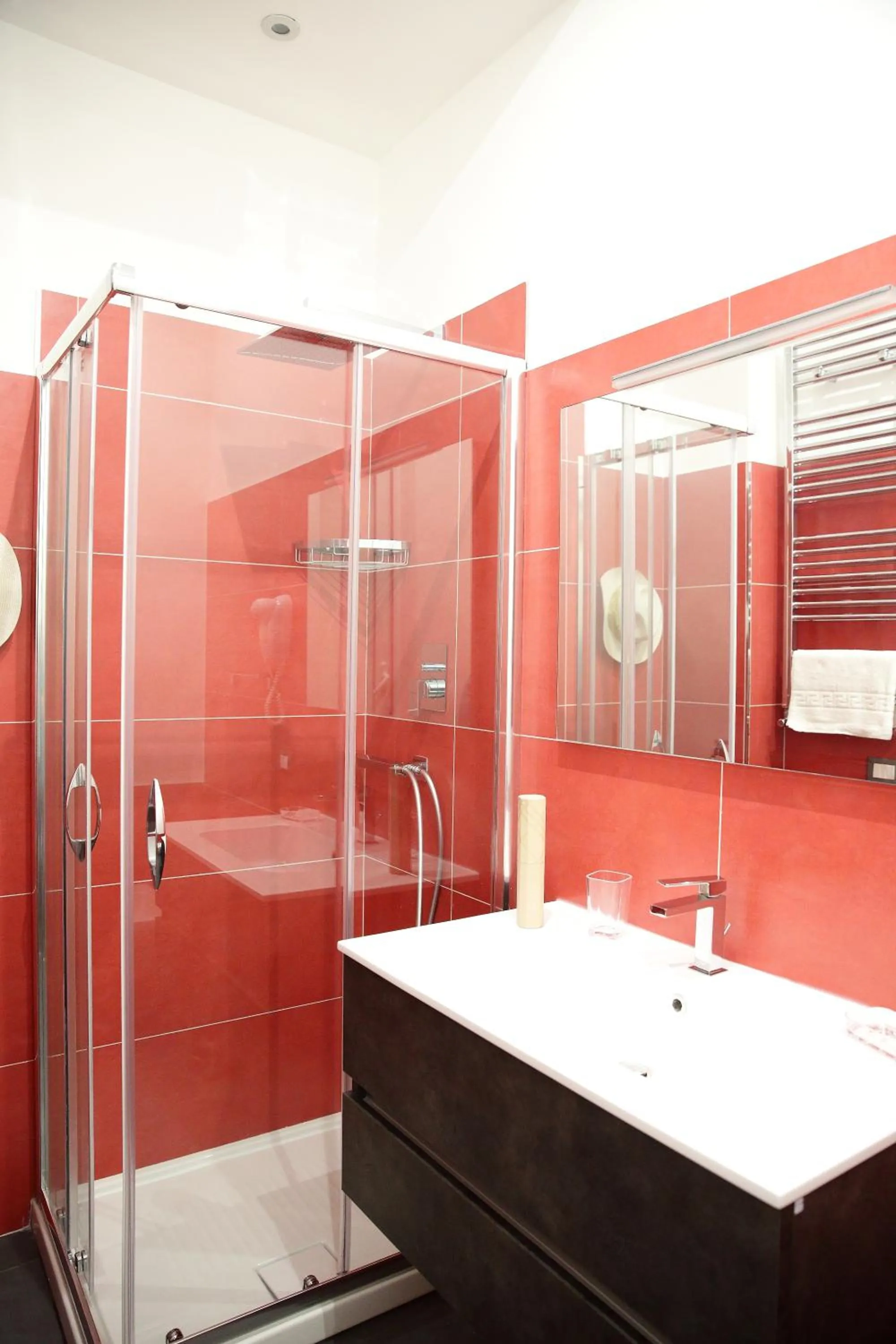 Shower in Amuri Room&Suite