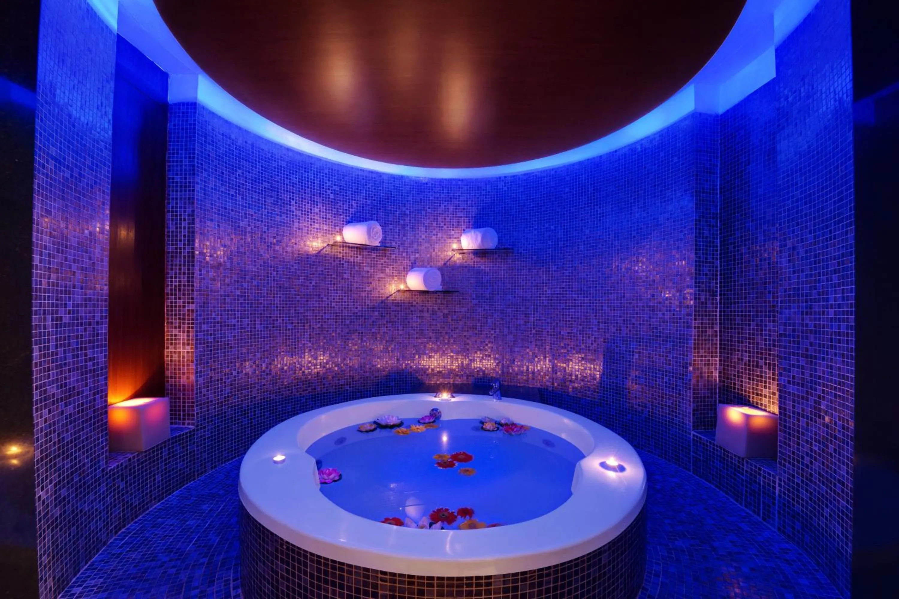 Hot Tub in Kenilworth Resort & Spa, Goa