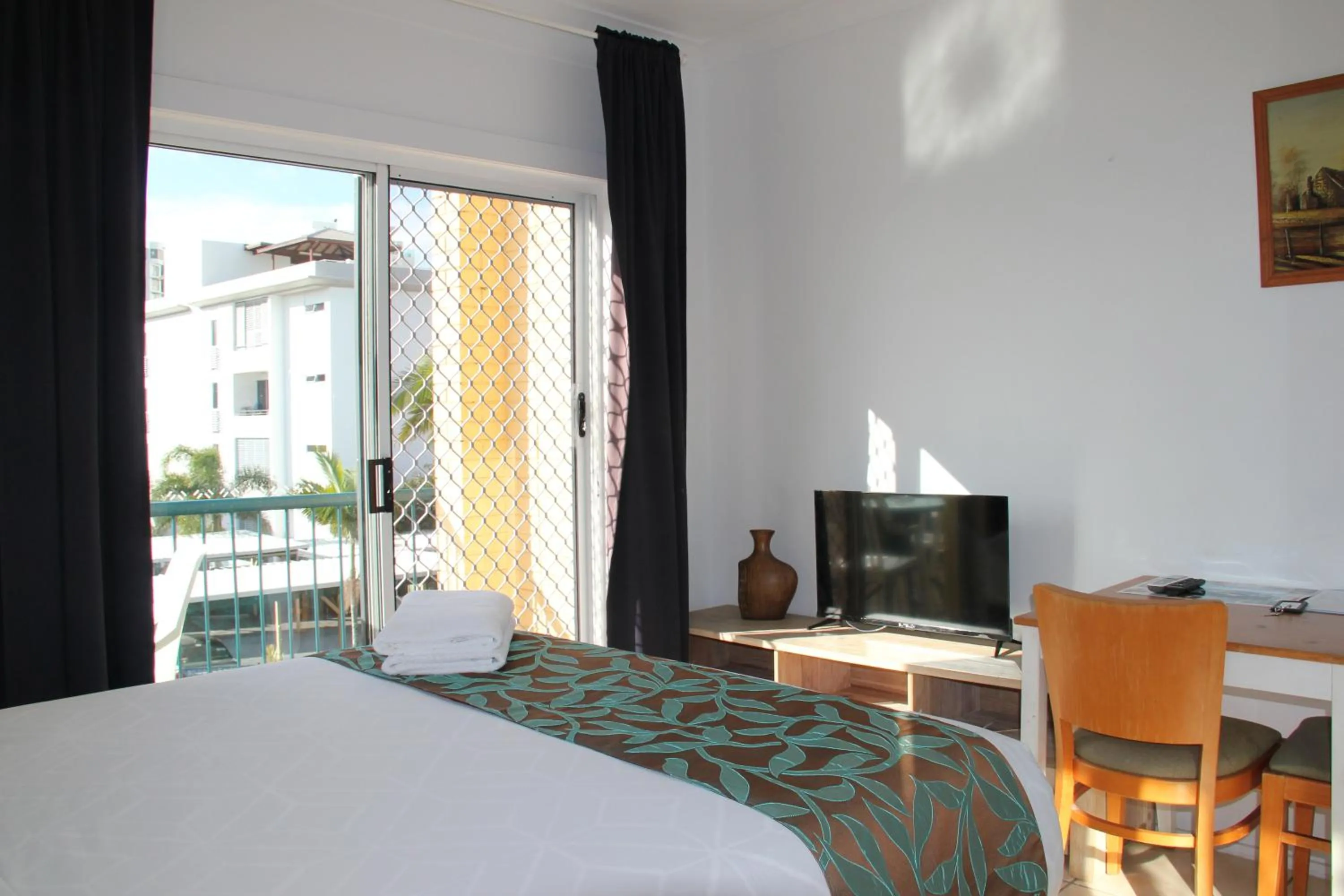 Bed in Broadwater Keys Holiday Apartments