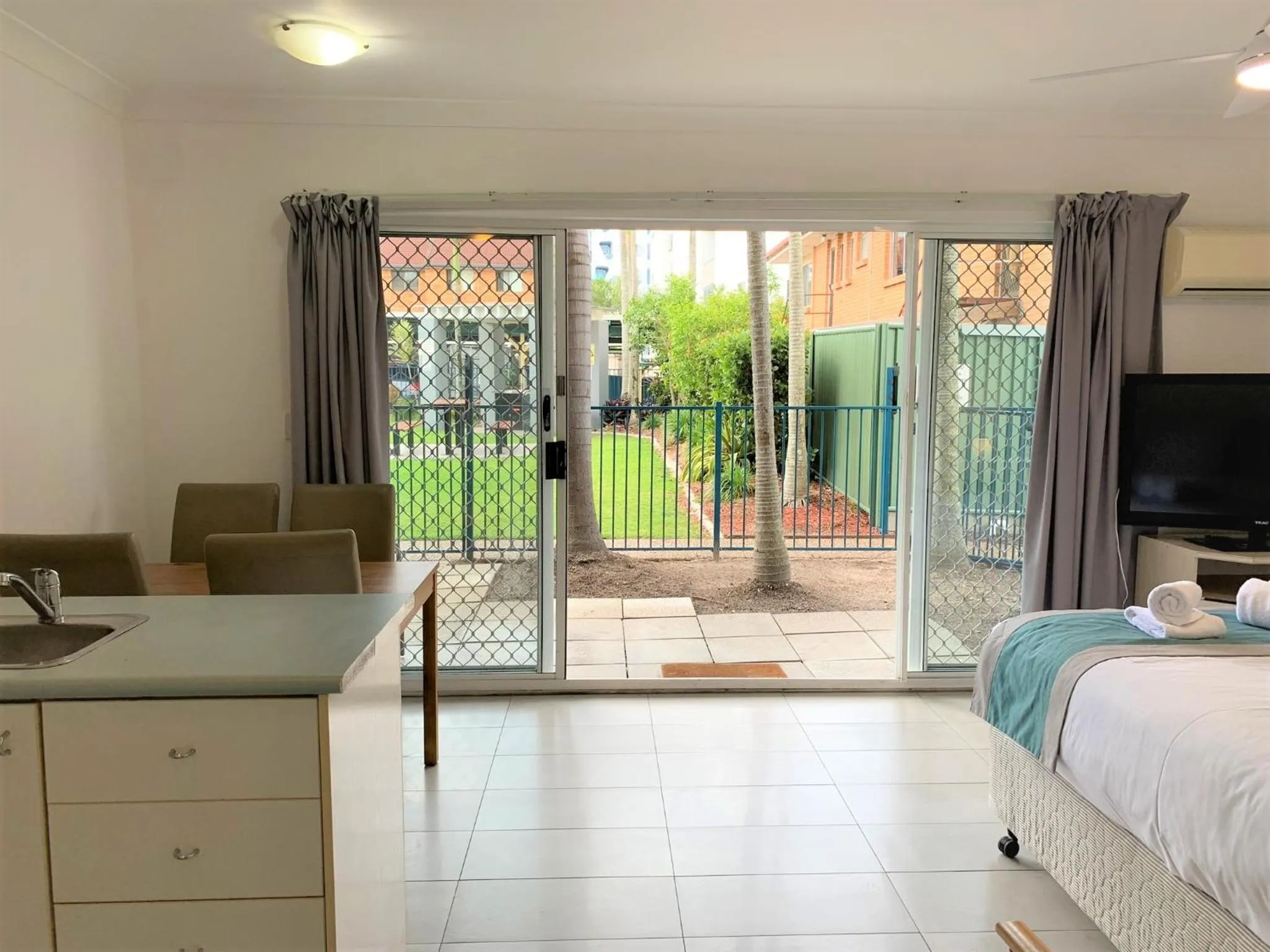 Bed in Broadwater Keys Holiday Apartments