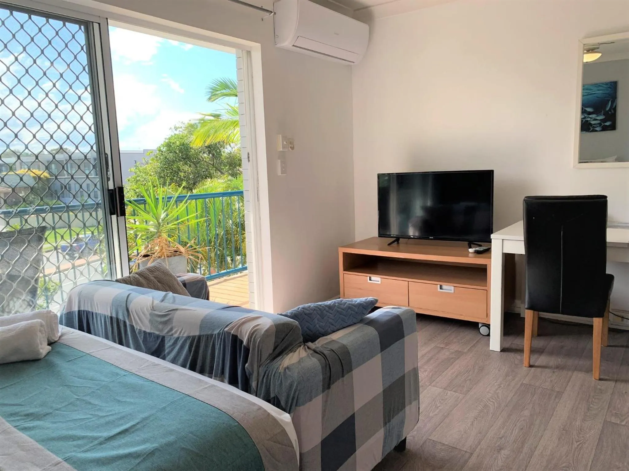 Bed in Broadwater Keys Holiday Apartments