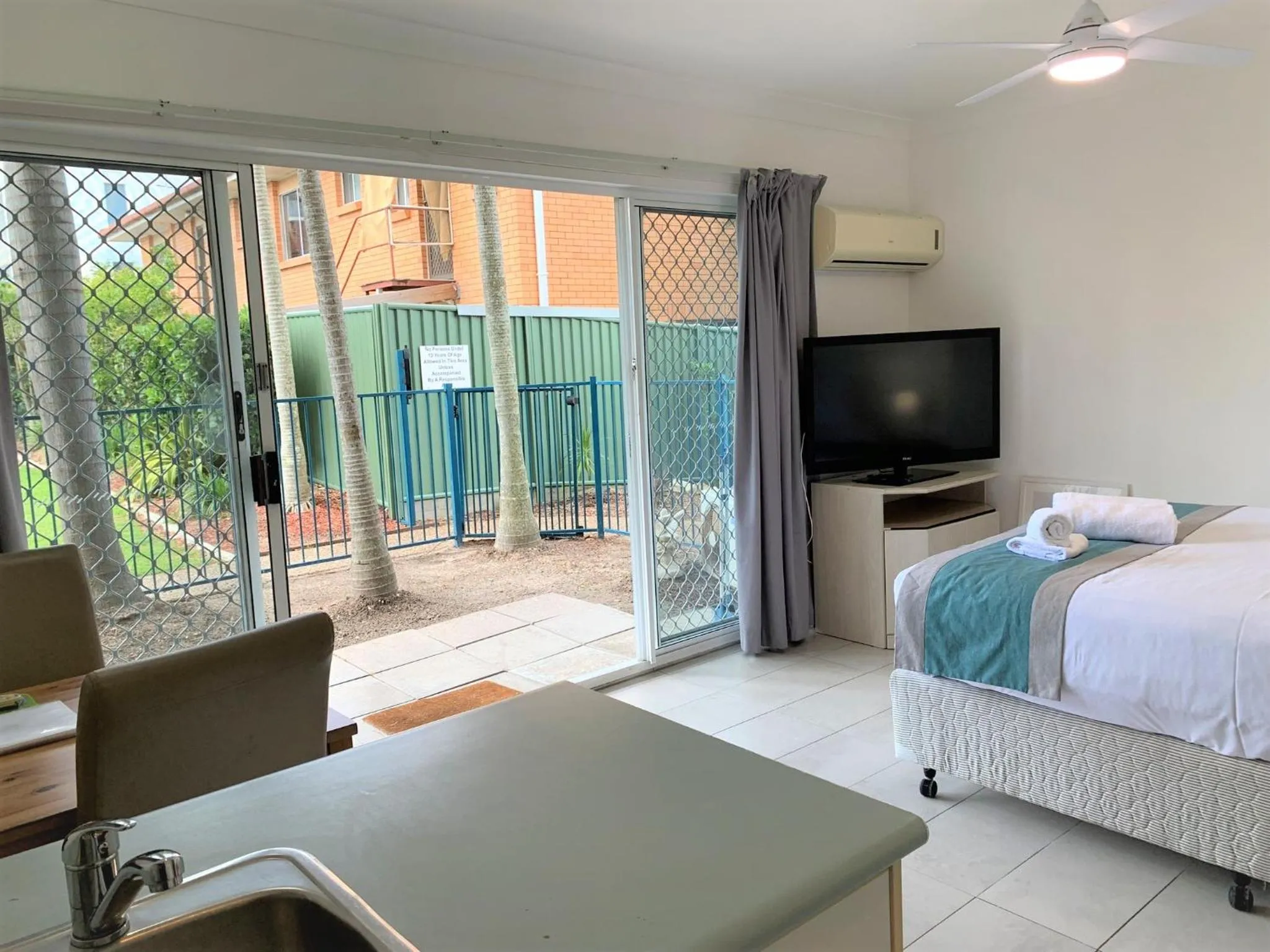 Bed in Broadwater Keys Holiday Apartments