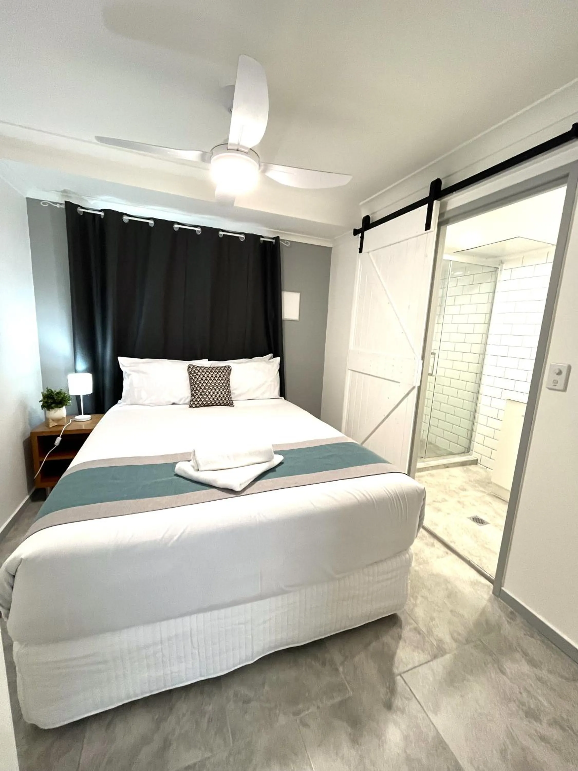 Bed in Broadwater Keys Holiday Apartments