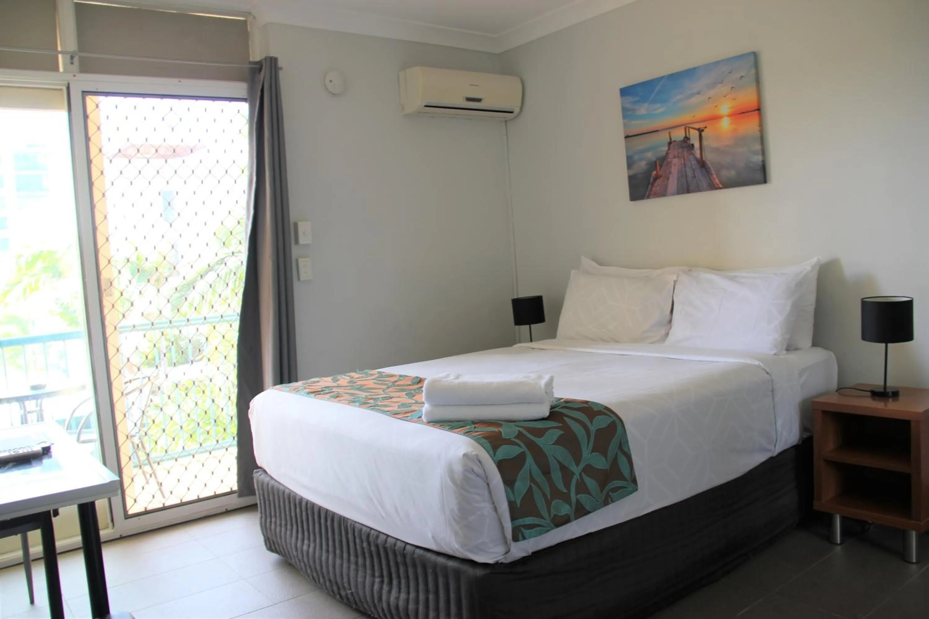 Bed in Broadwater Keys Holiday Apartments