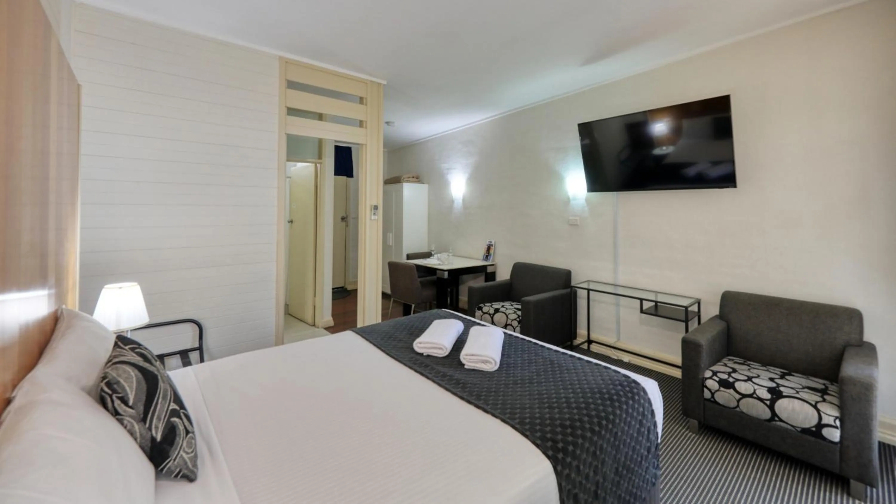 TV and multimedia, Bed in Rose City Motor Inn