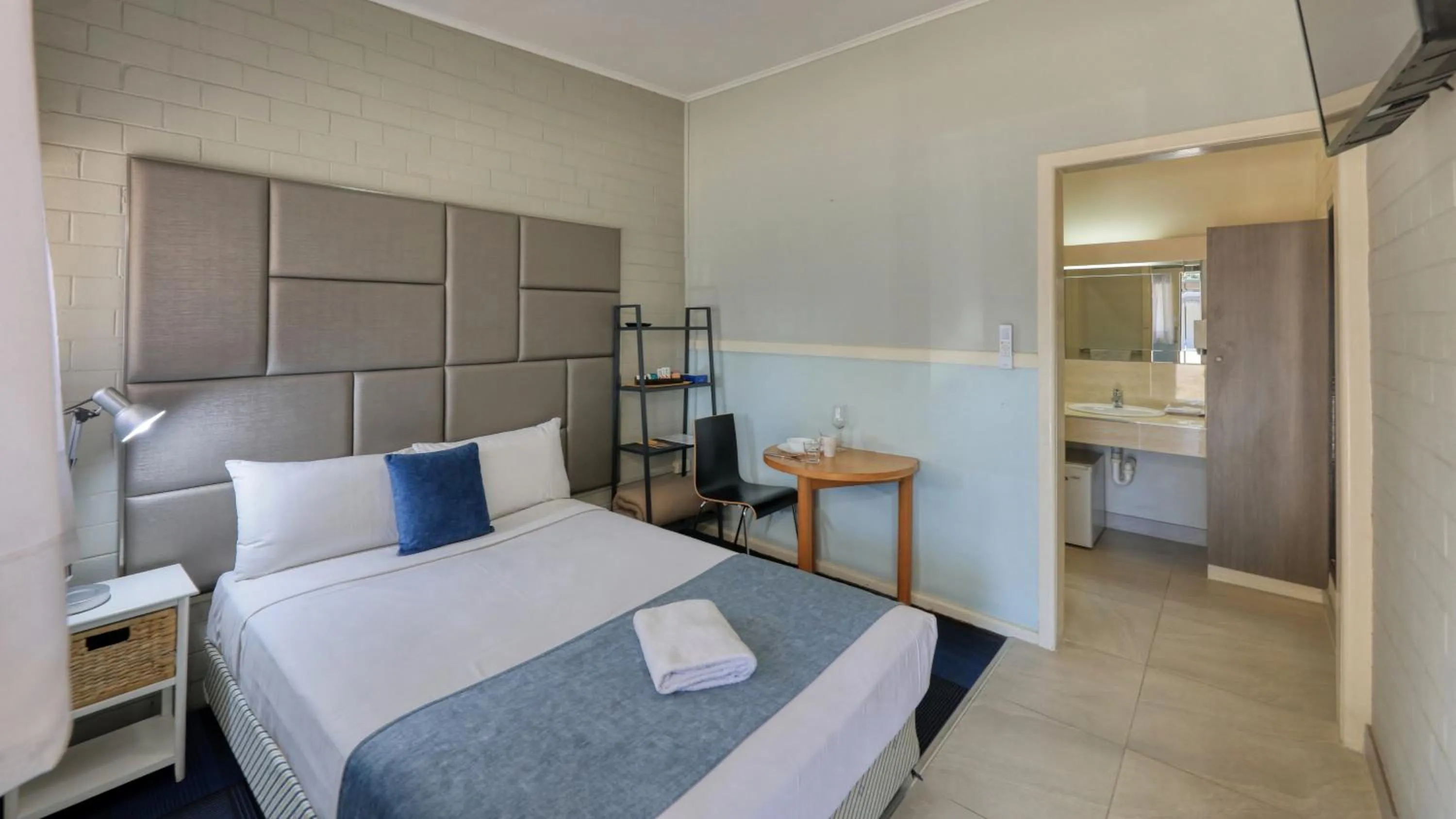 Photo of the whole room, Bed in Rose City Motor Inn