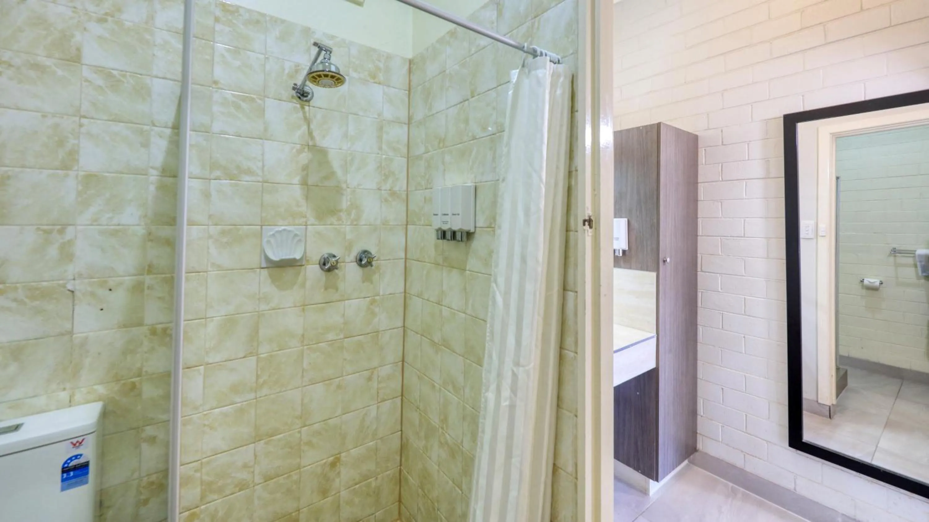 Shower in Rose City Motor Inn