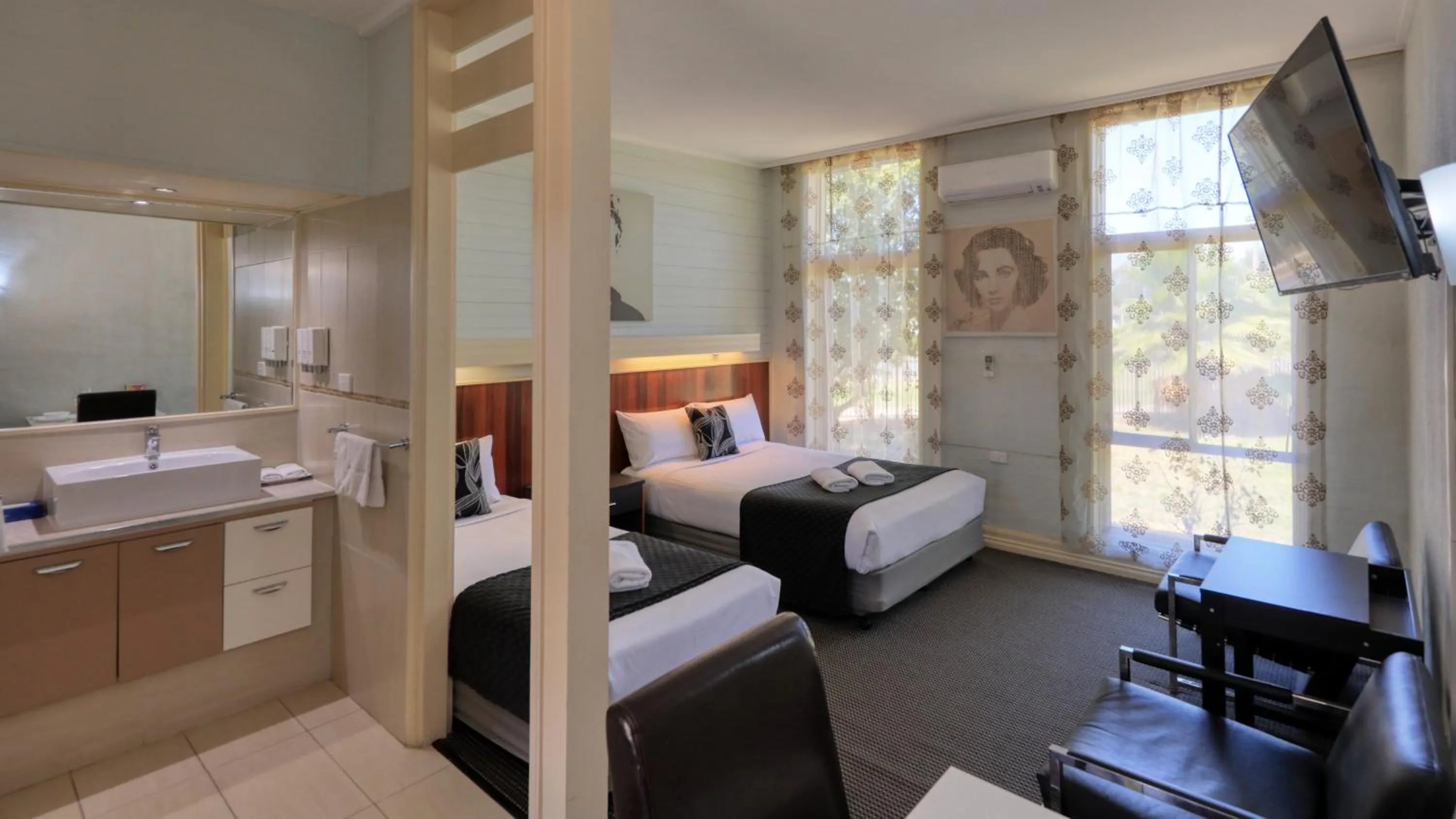 Living room, Bed in Rose City Motor Inn