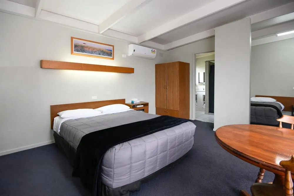 air conditioner, Bed in Abbotswood Motor Inn