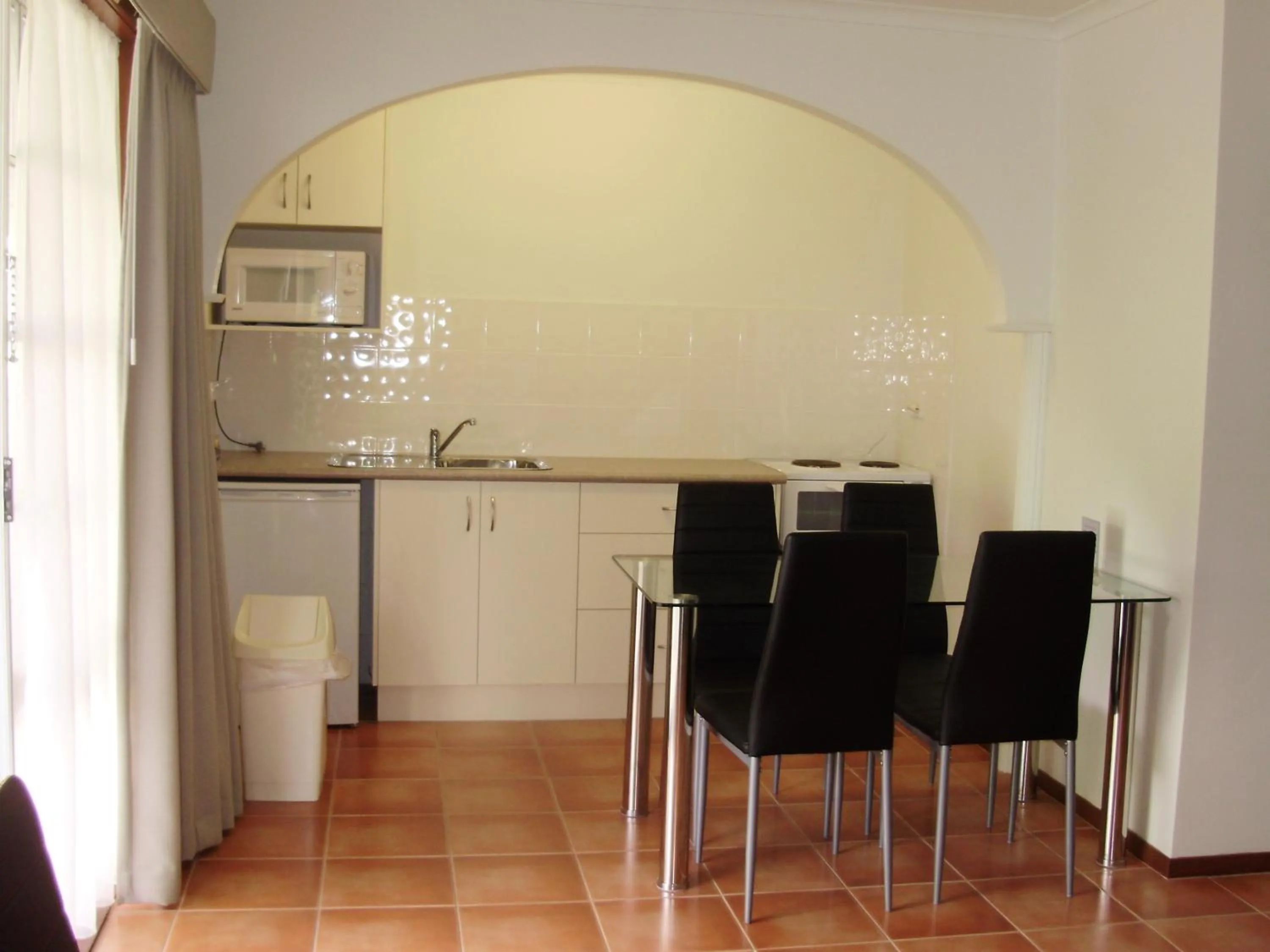 Dining area in Redwood Manor Motel Apartments