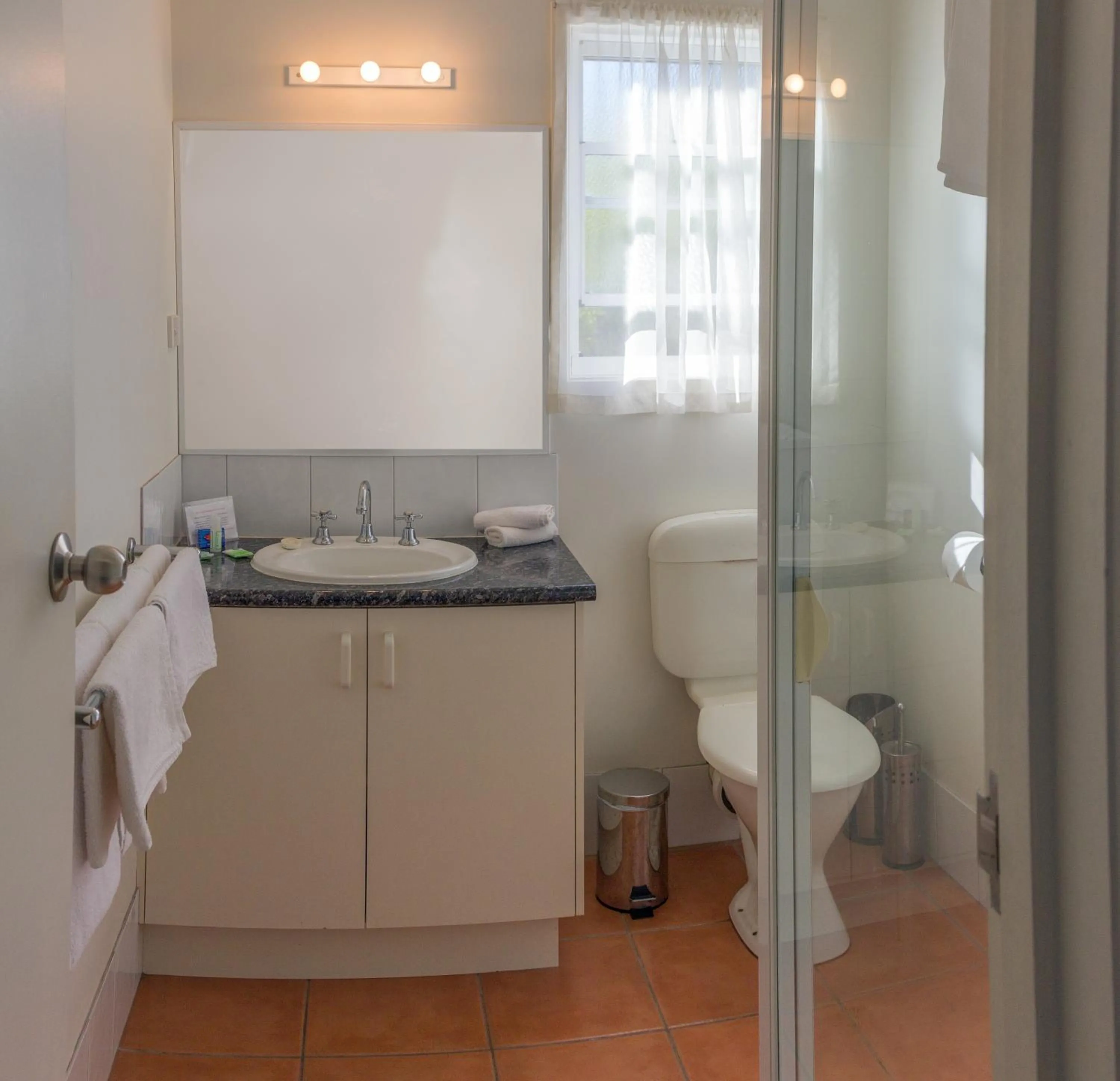 Day in Redwood Manor Motel Apartments