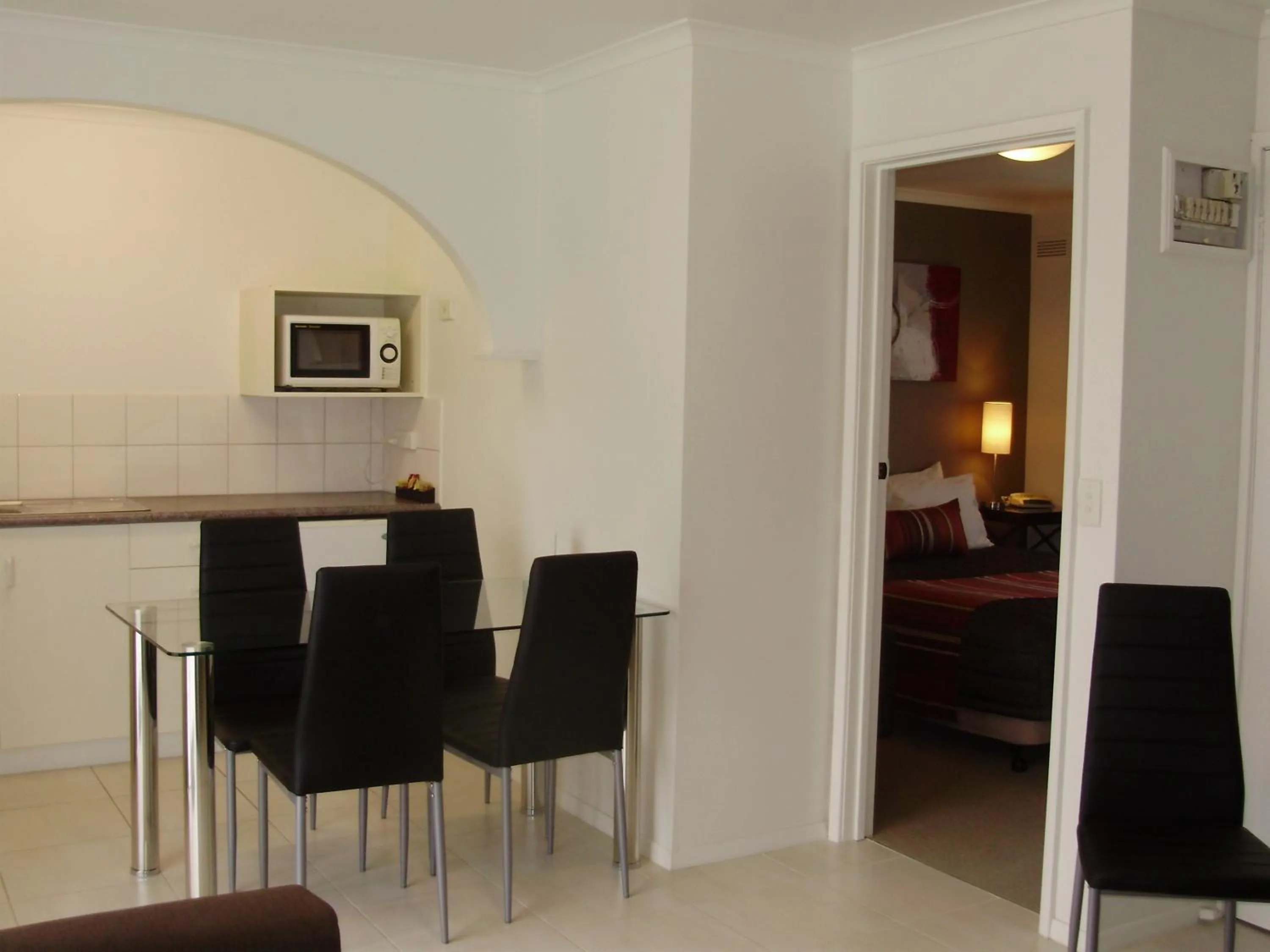 Dining area in Redwood Manor Motel Apartments