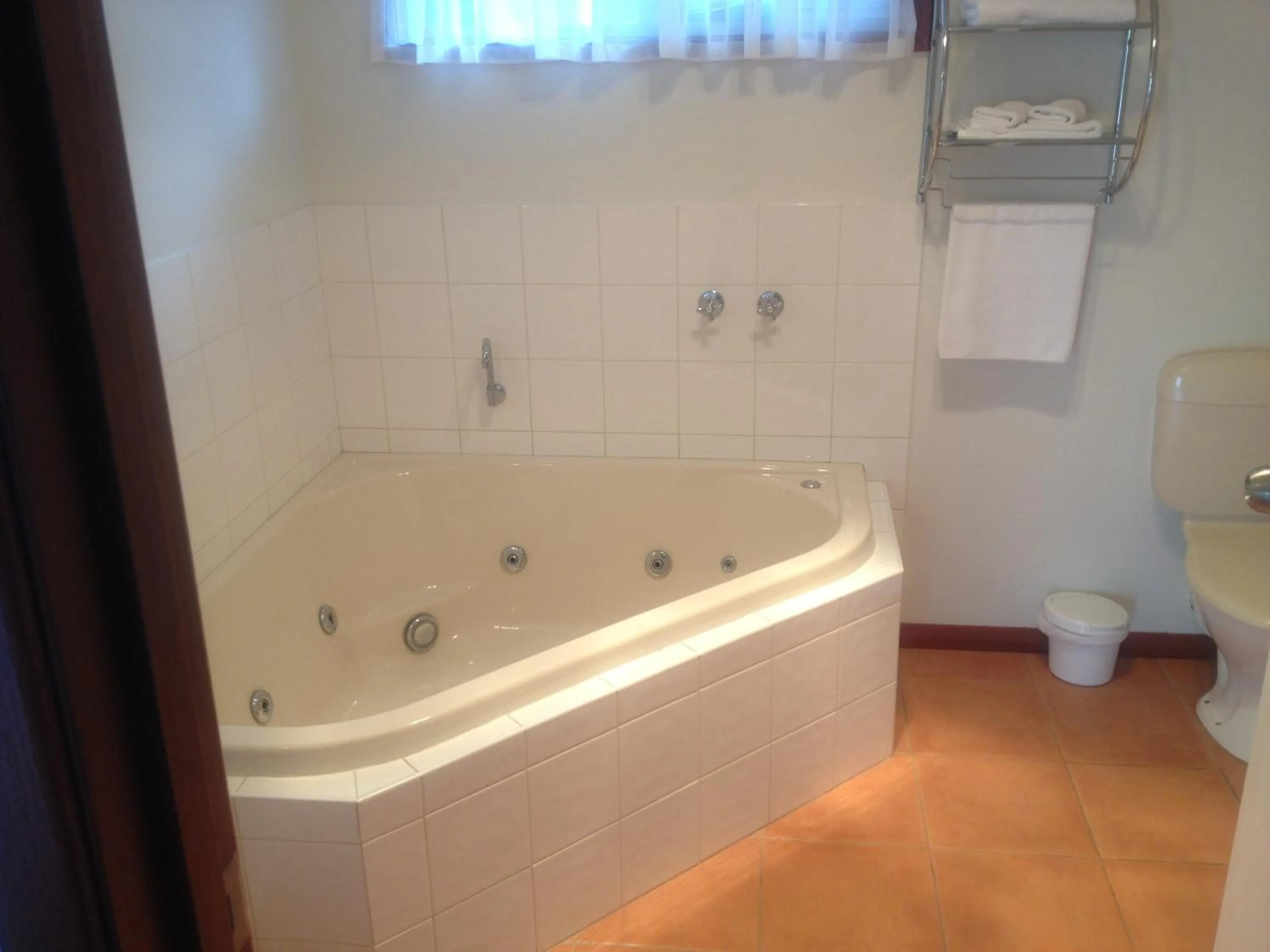 Bathroom in Redwood Manor Motel Apartments