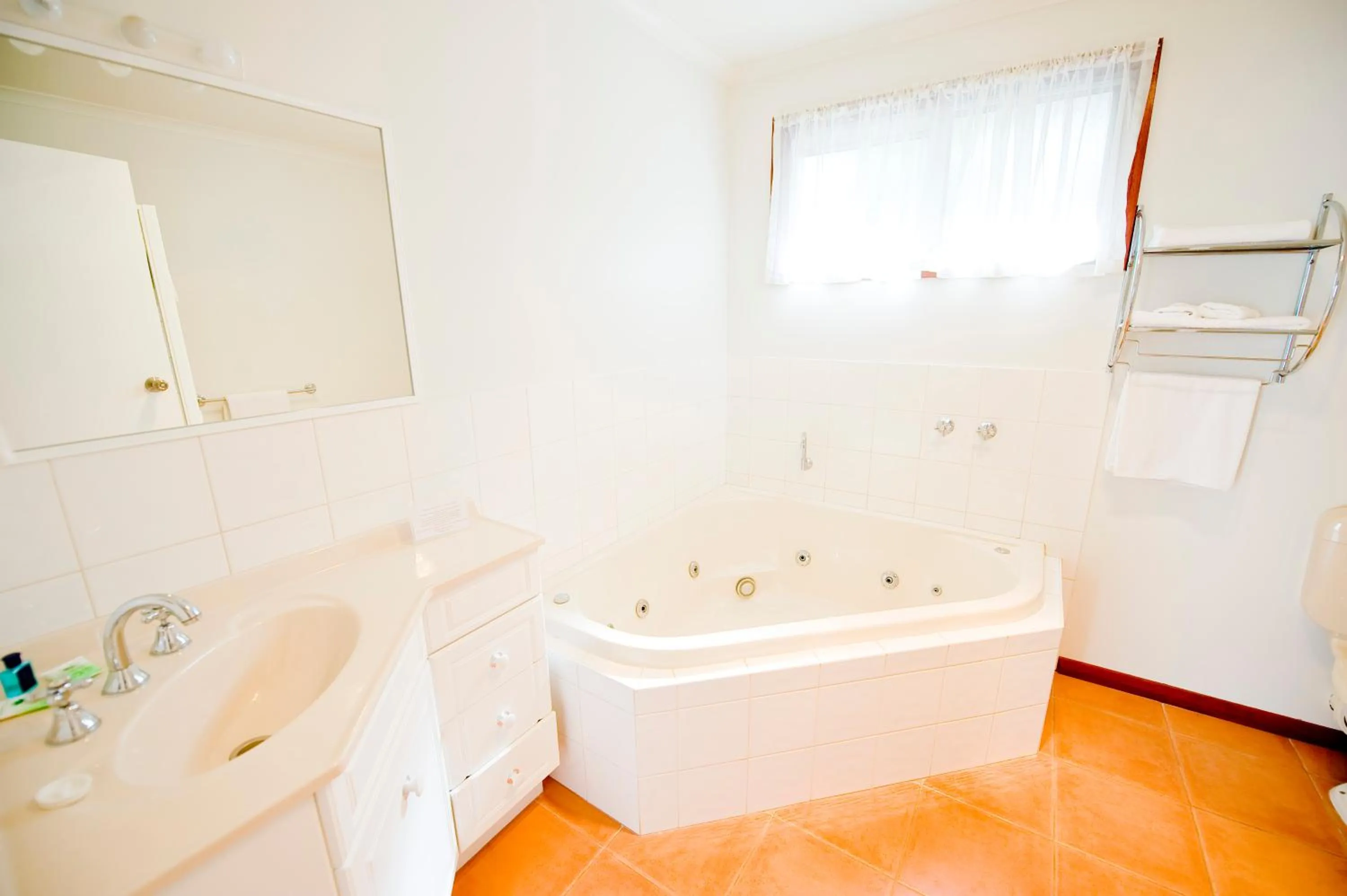 Day in Redwood Manor Motel Apartments