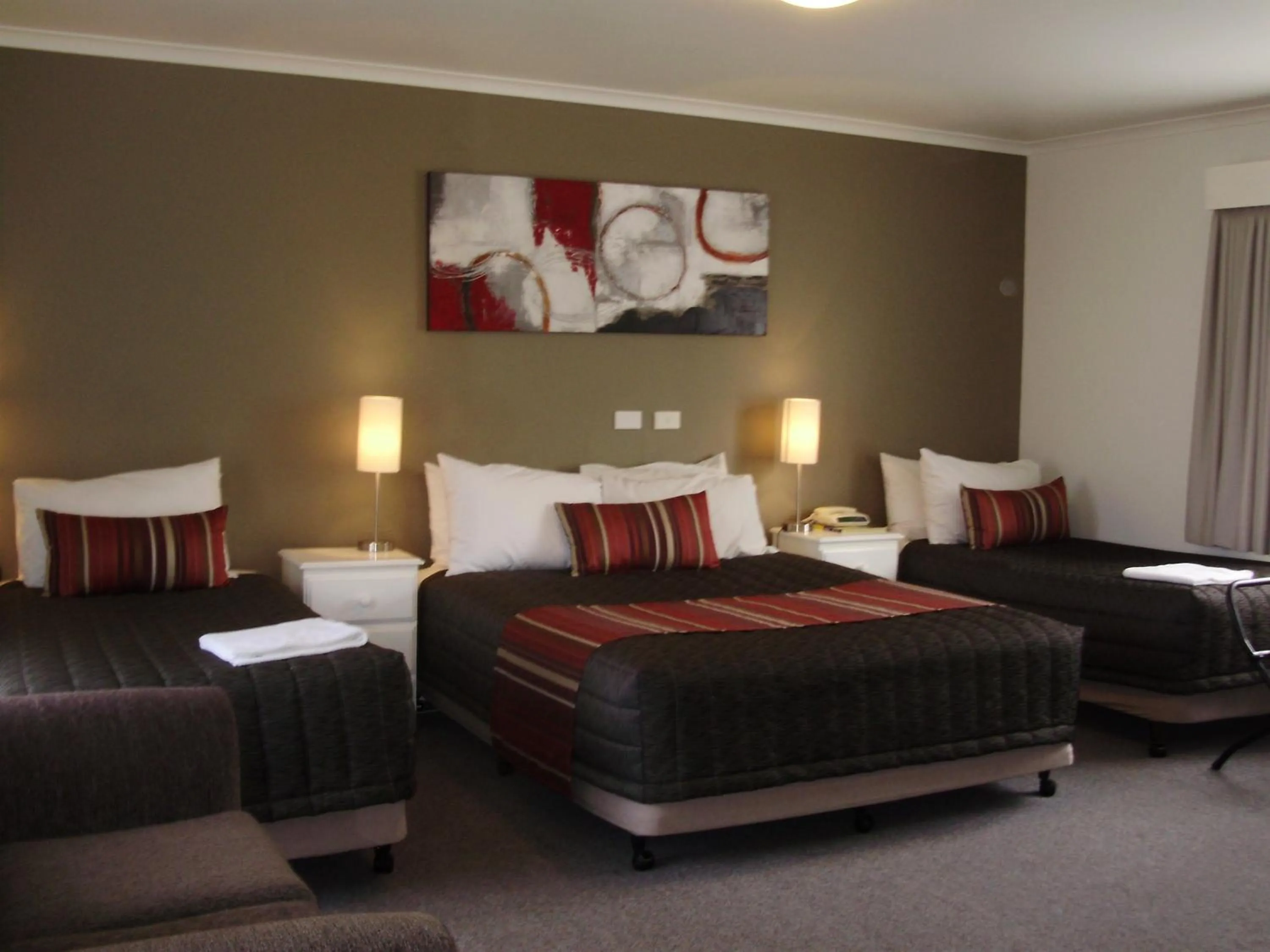 Bed in Redwood Manor Motel Apartments