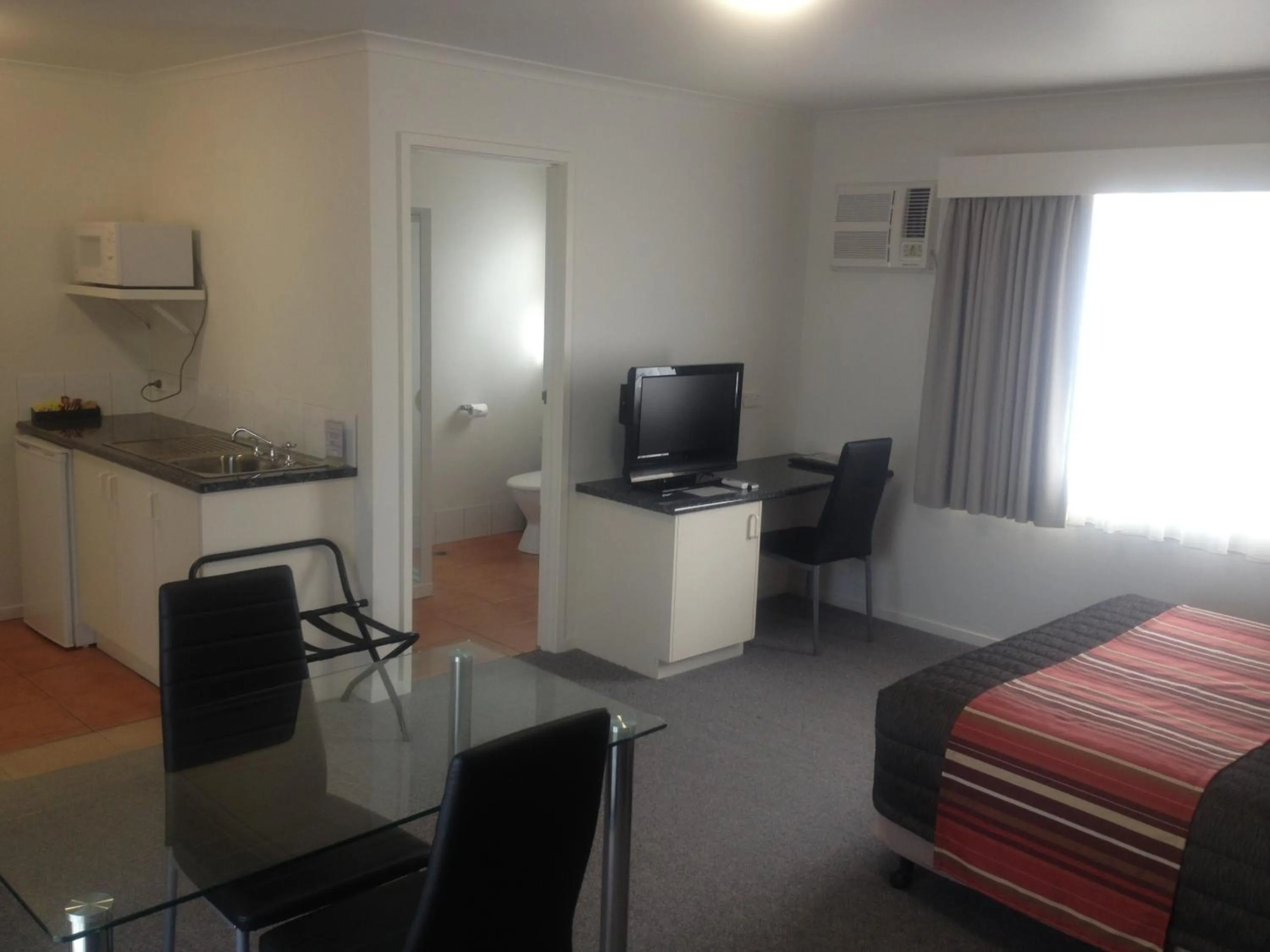 Day in Redwood Manor Motel Apartments