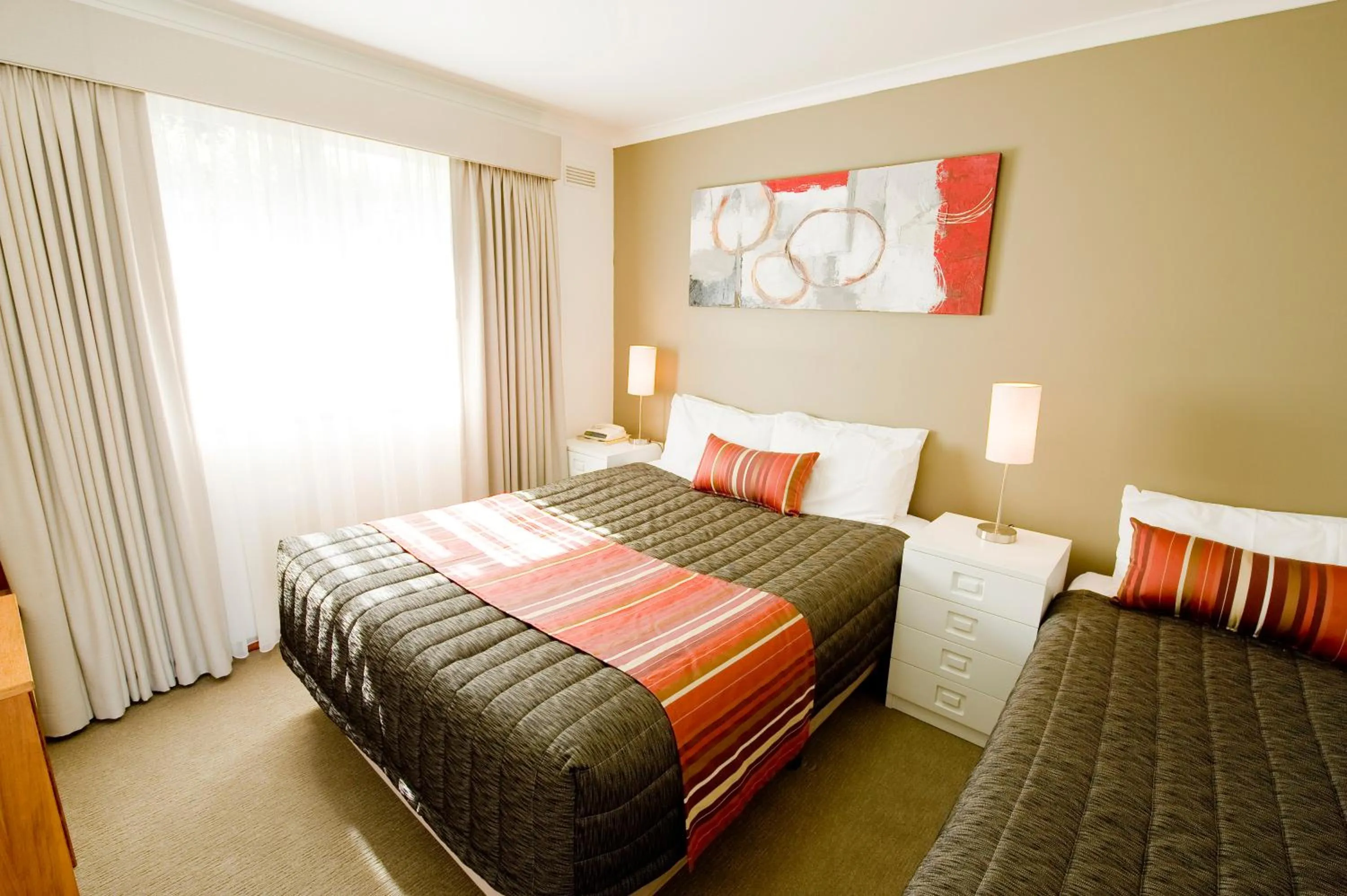 Day in Redwood Manor Motel Apartments