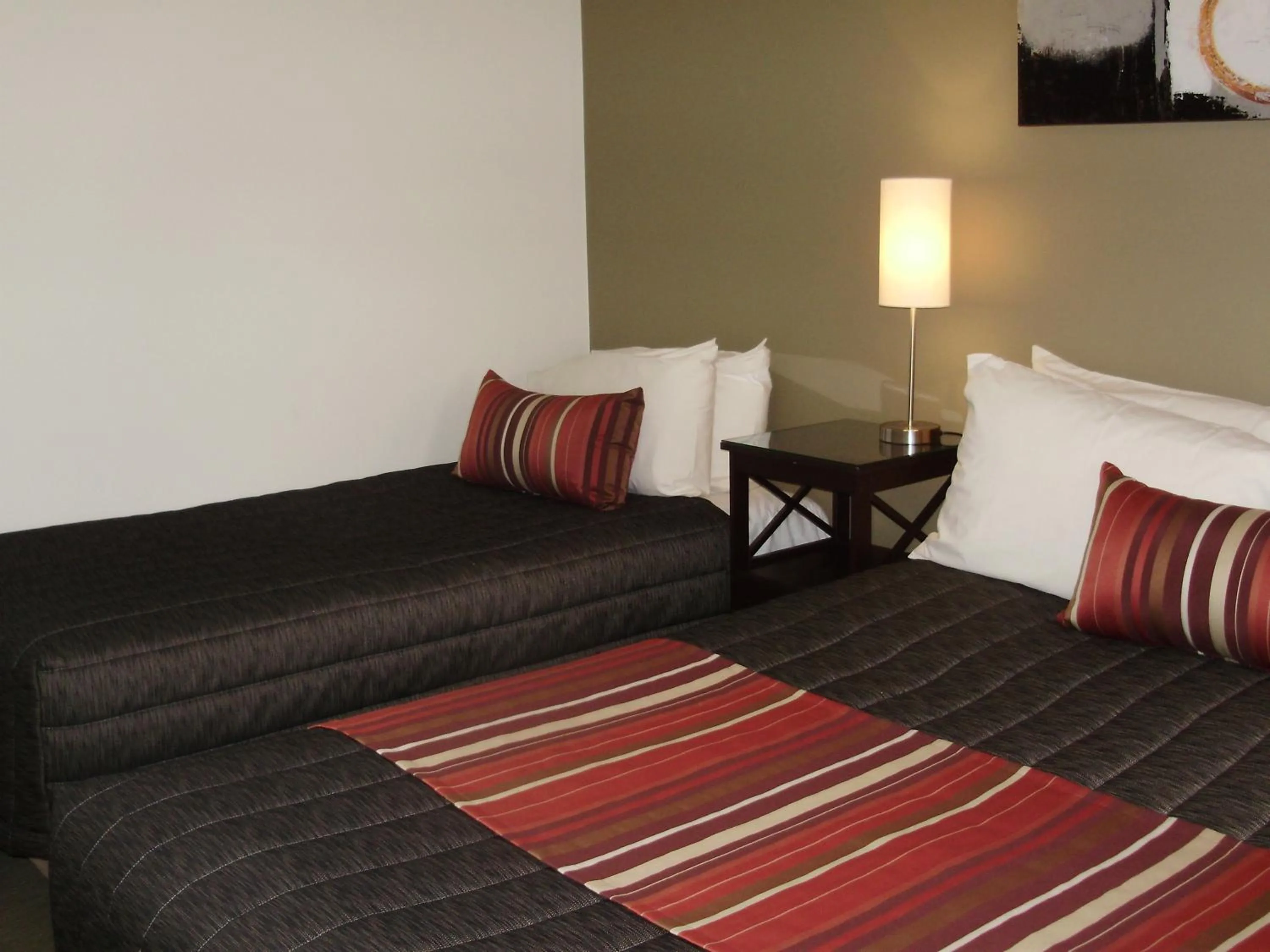 Bed in Redwood Manor Motel Apartments