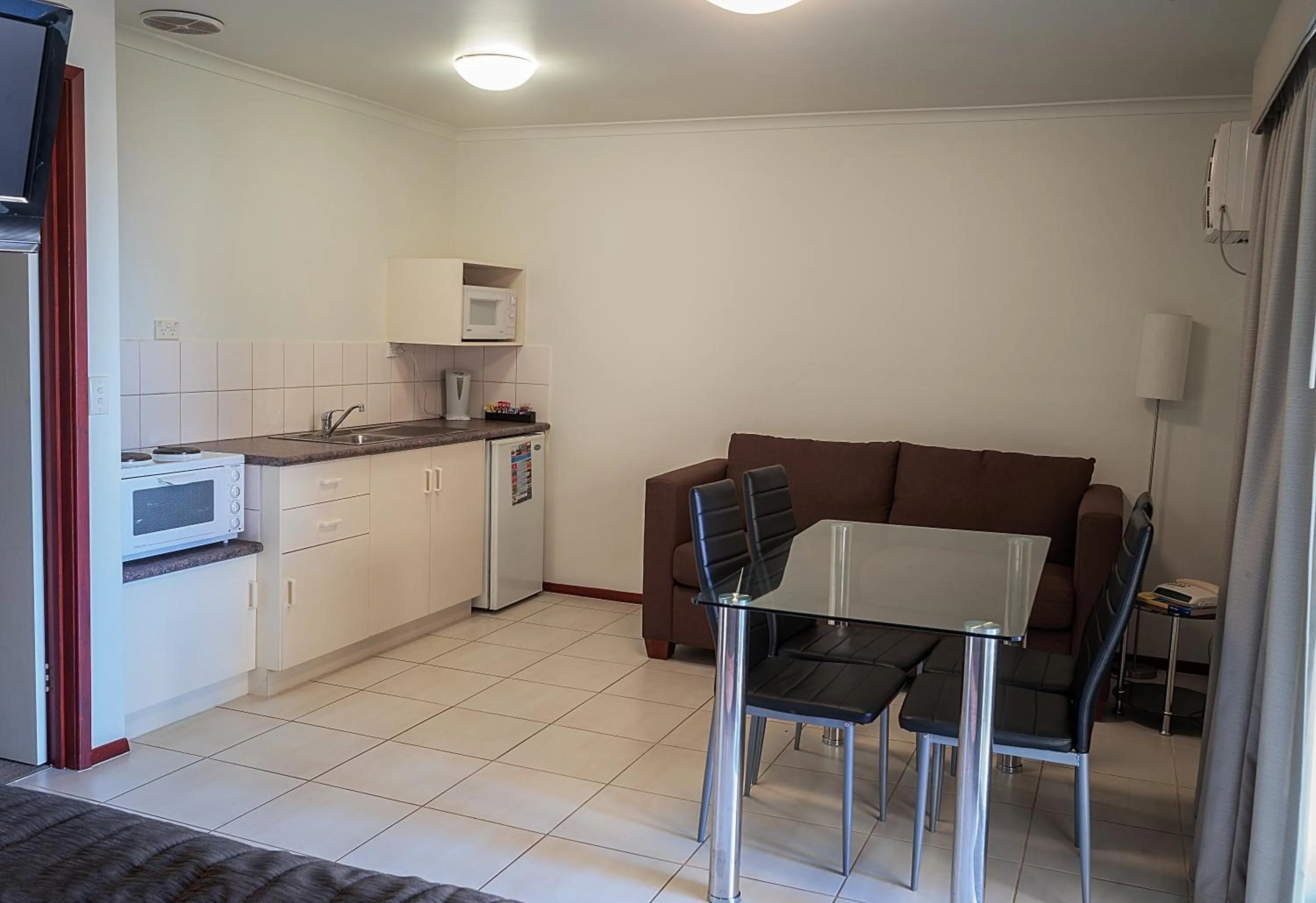 Dining area in Redwood Manor Motel Apartments