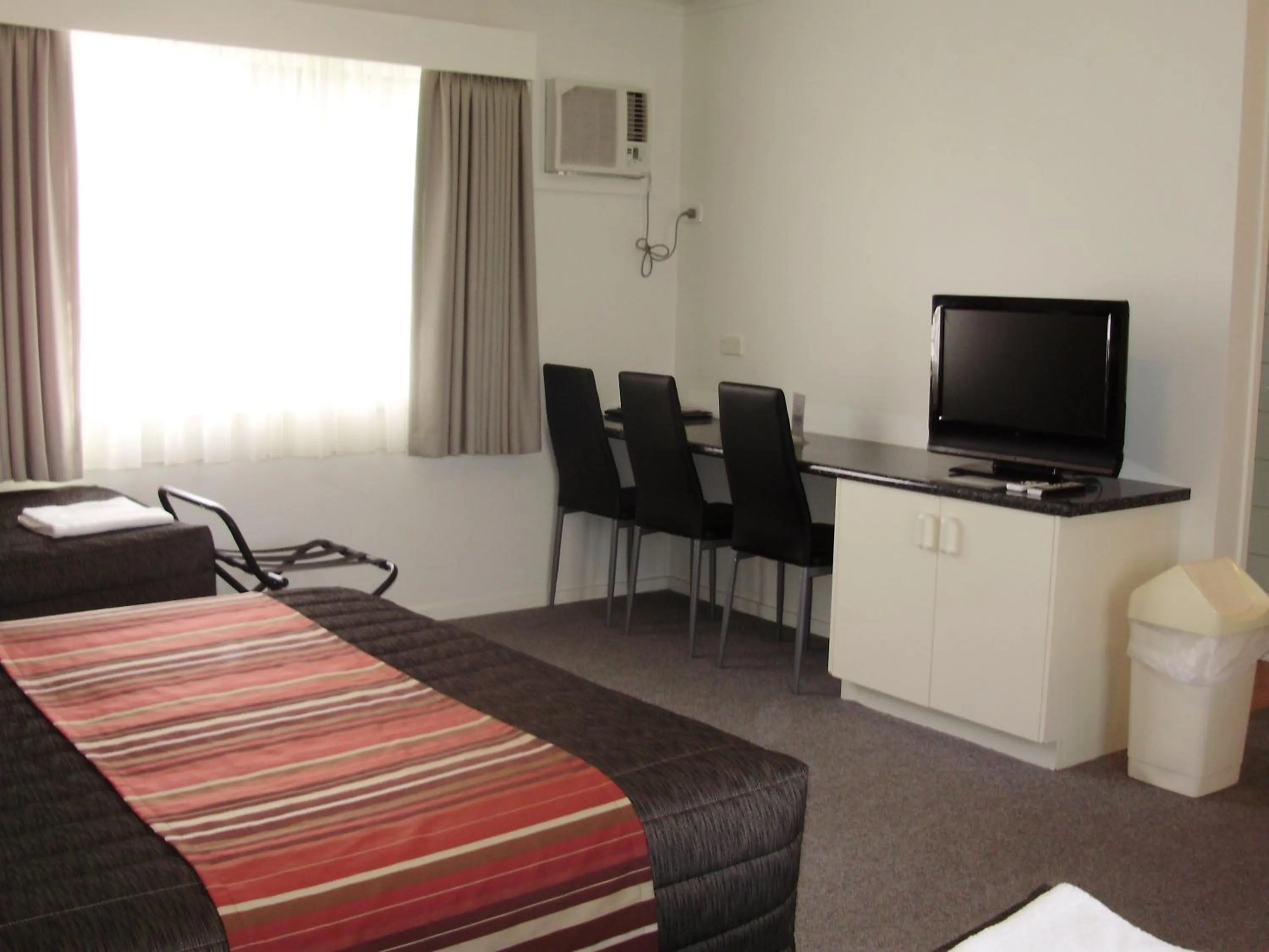 Day in Redwood Manor Motel Apartments