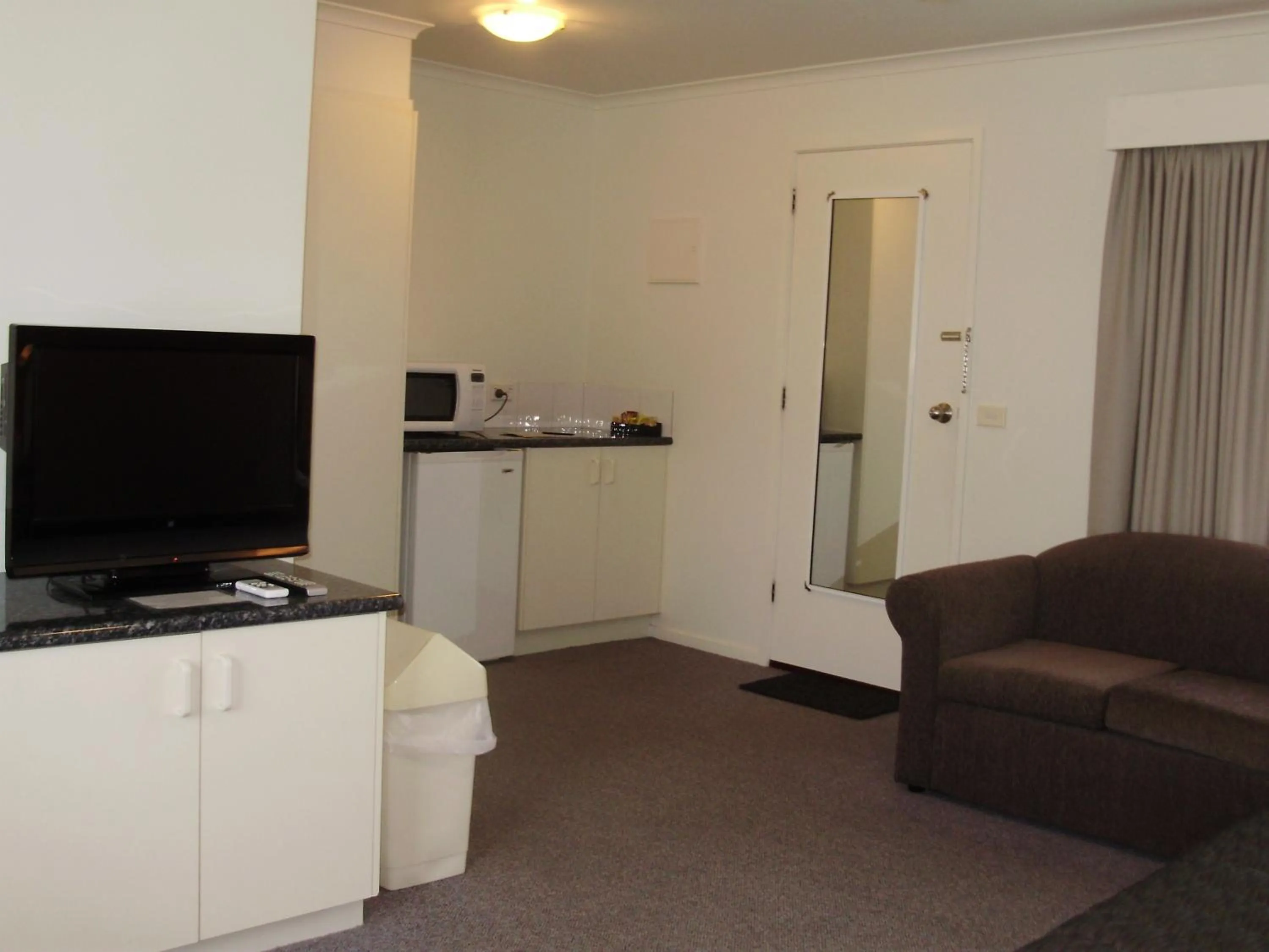 Decorative detail in Redwood Manor Motel Apartments