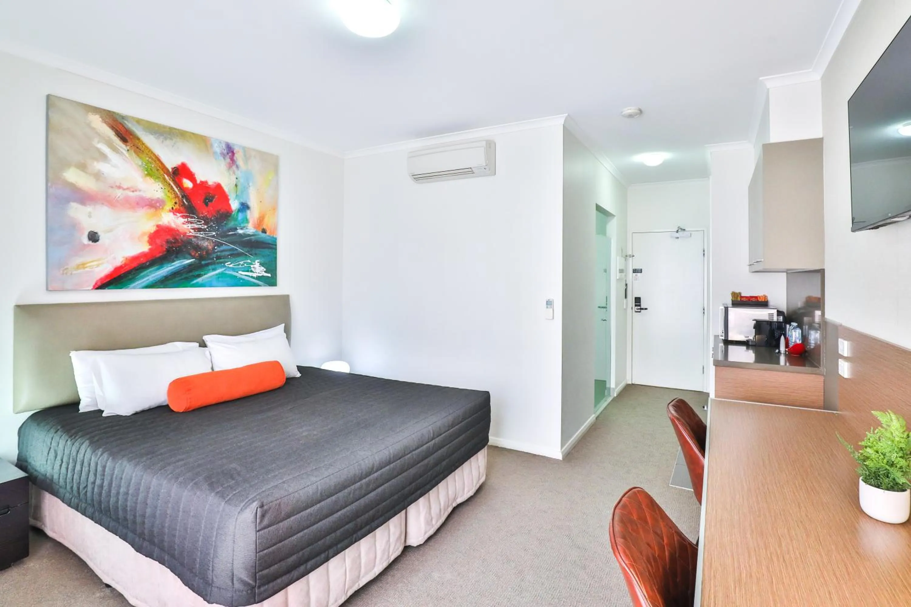 Photo of the whole room, Bed in Indulge Apartments - Ontario