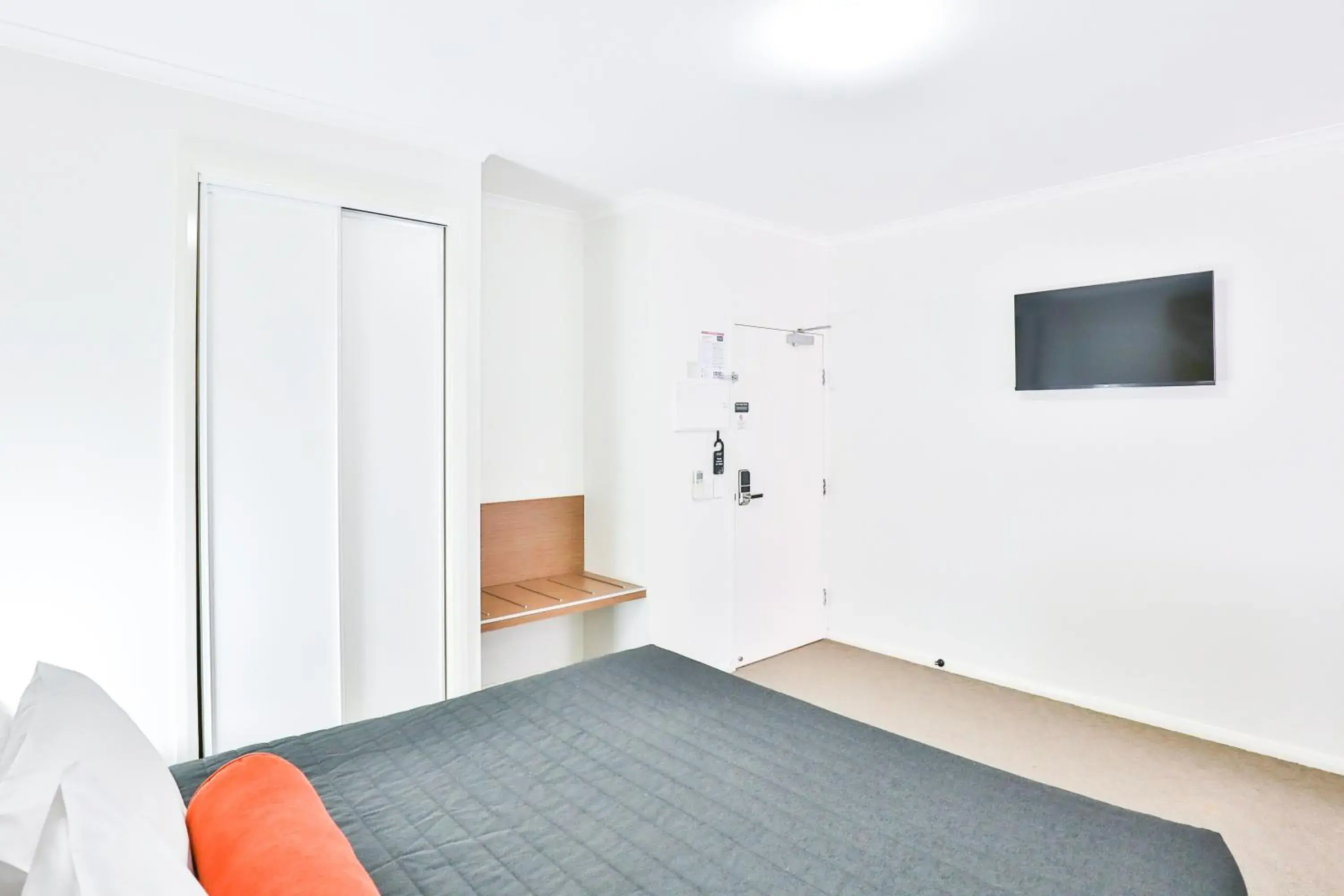 One-Bedroom Apartment in Indulge Apartments - Ontario One-Bedroom Apartment in Indulge Apartments - Ontario