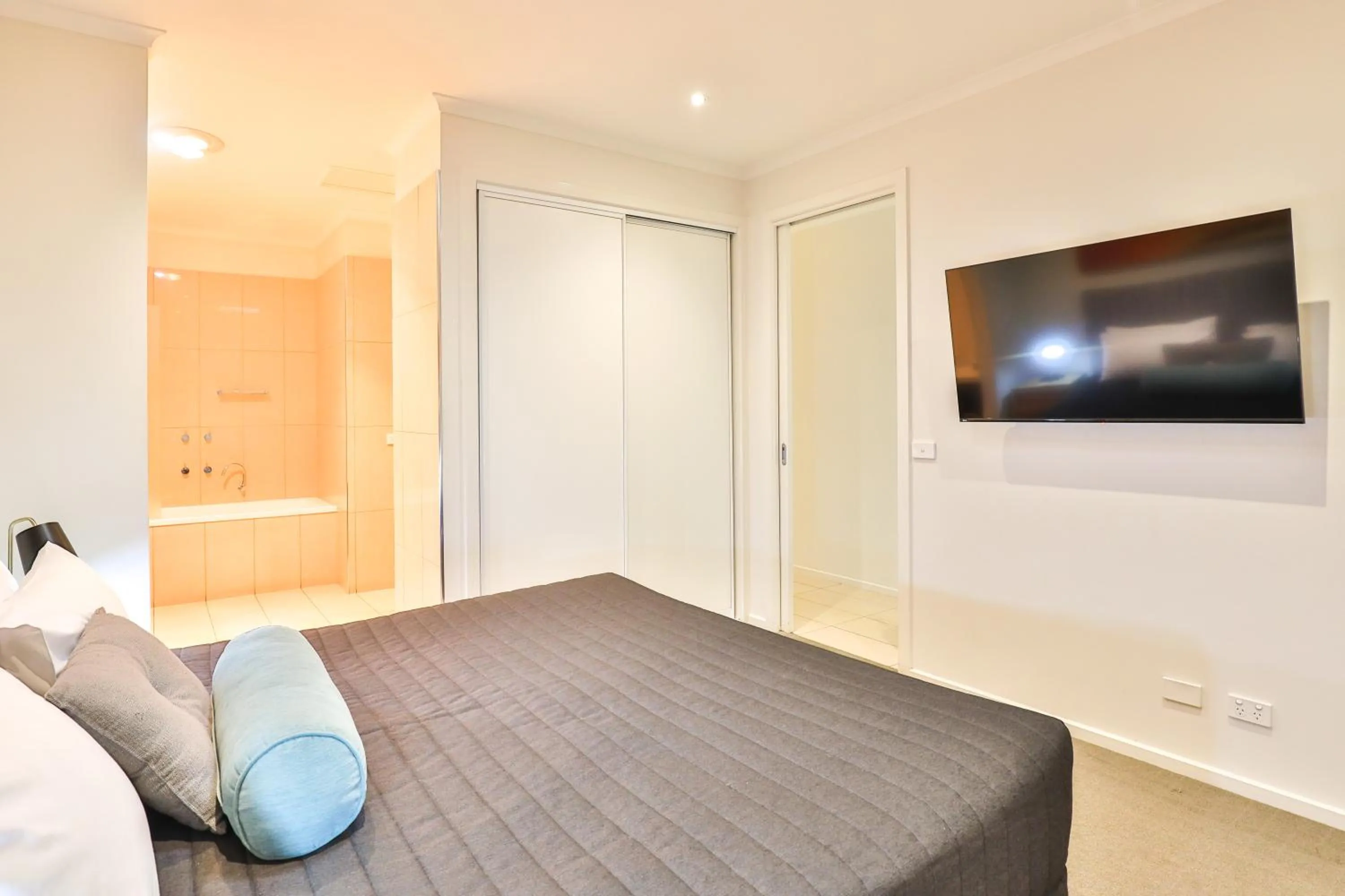 Bedroom, Bed in Indulge Apartments - Langtree
