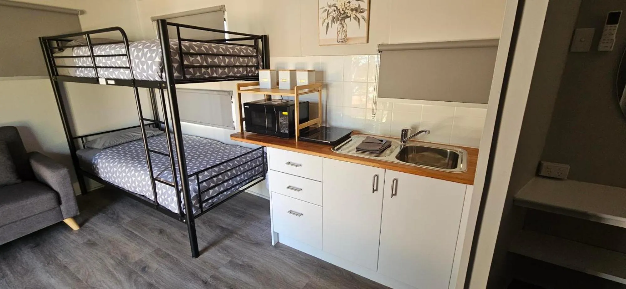 Kitchen or kitchenette, Bed in Drummond Cove Holiday Park