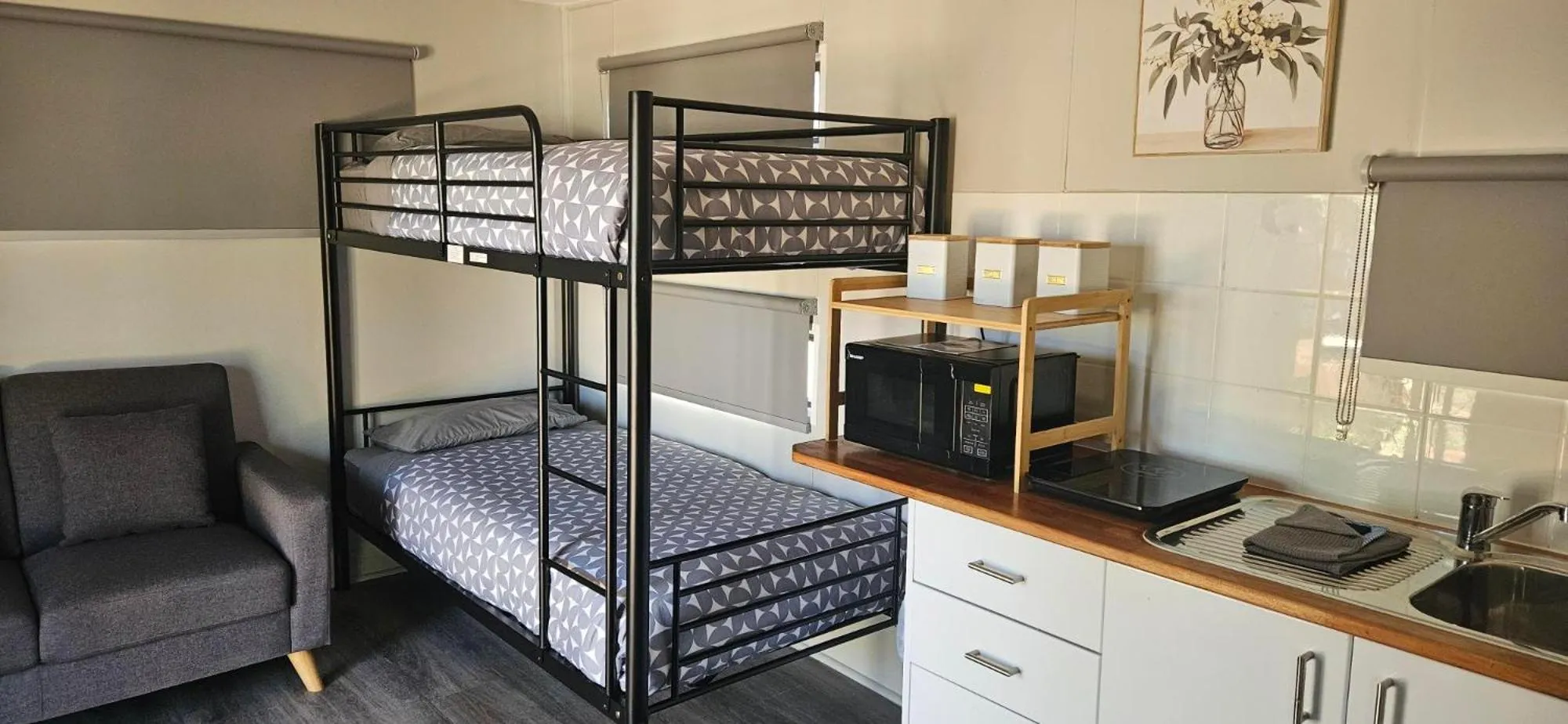 Kitchen or kitchenette, Bed in Drummond Cove Holiday Park