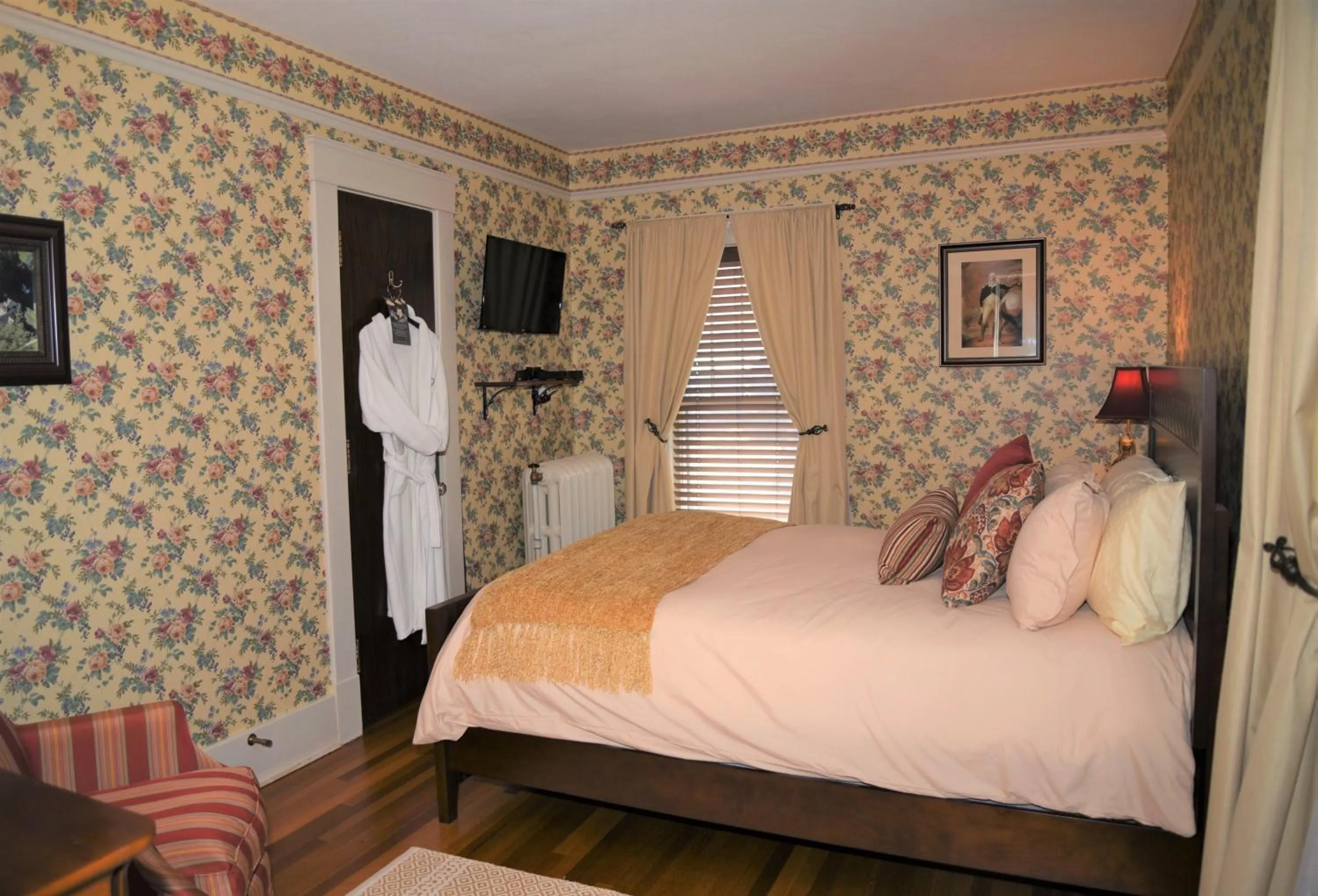 Bedroom, Bed in Grand Colonial Bed and Breakfast