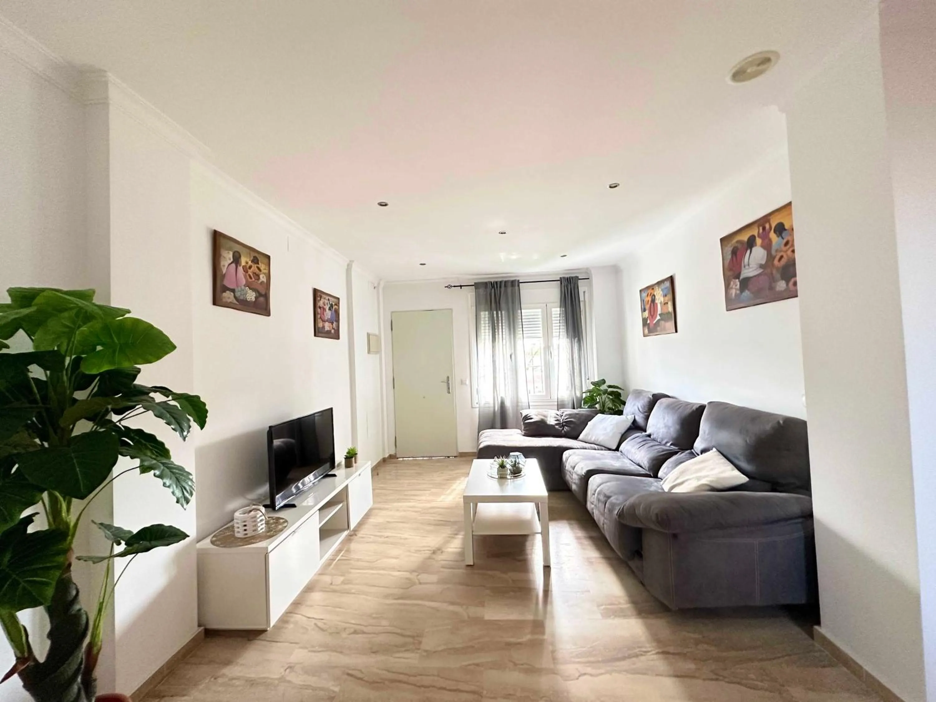 Communal lounge/ TV room in Taymar