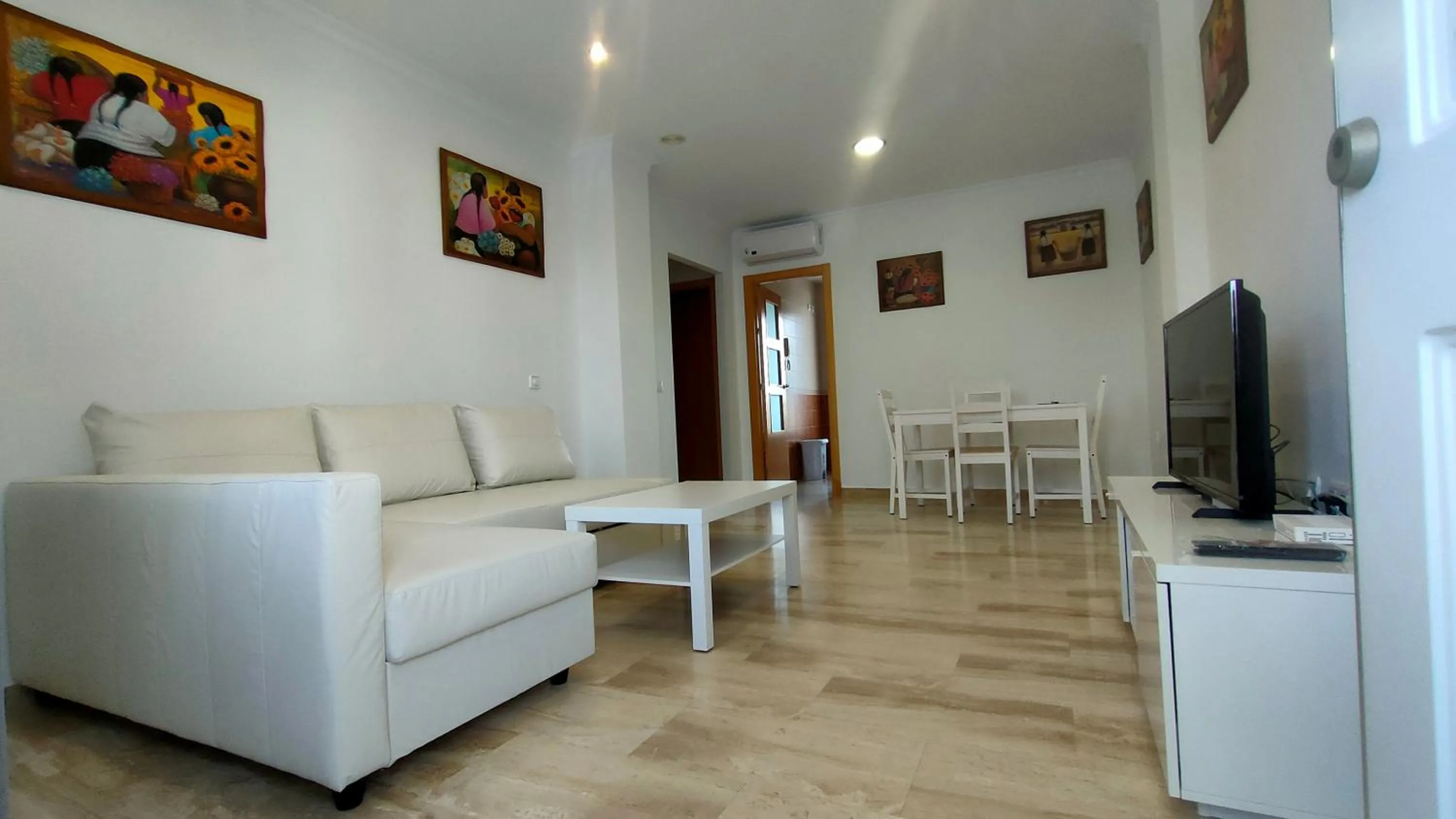 Communal lounge/ TV room in Taymar