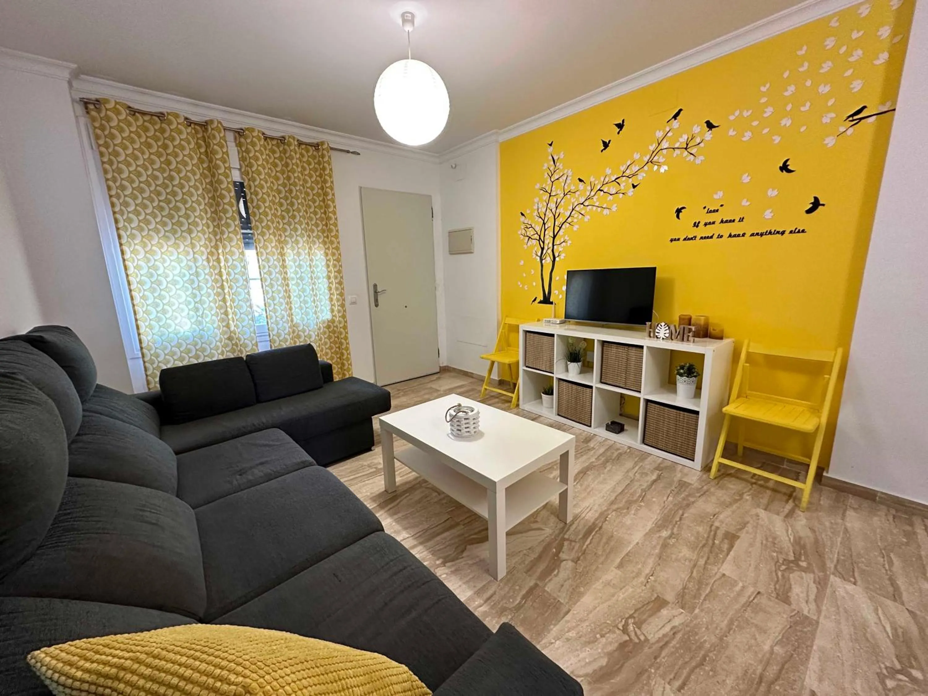 Communal lounge/ TV room in Taymar